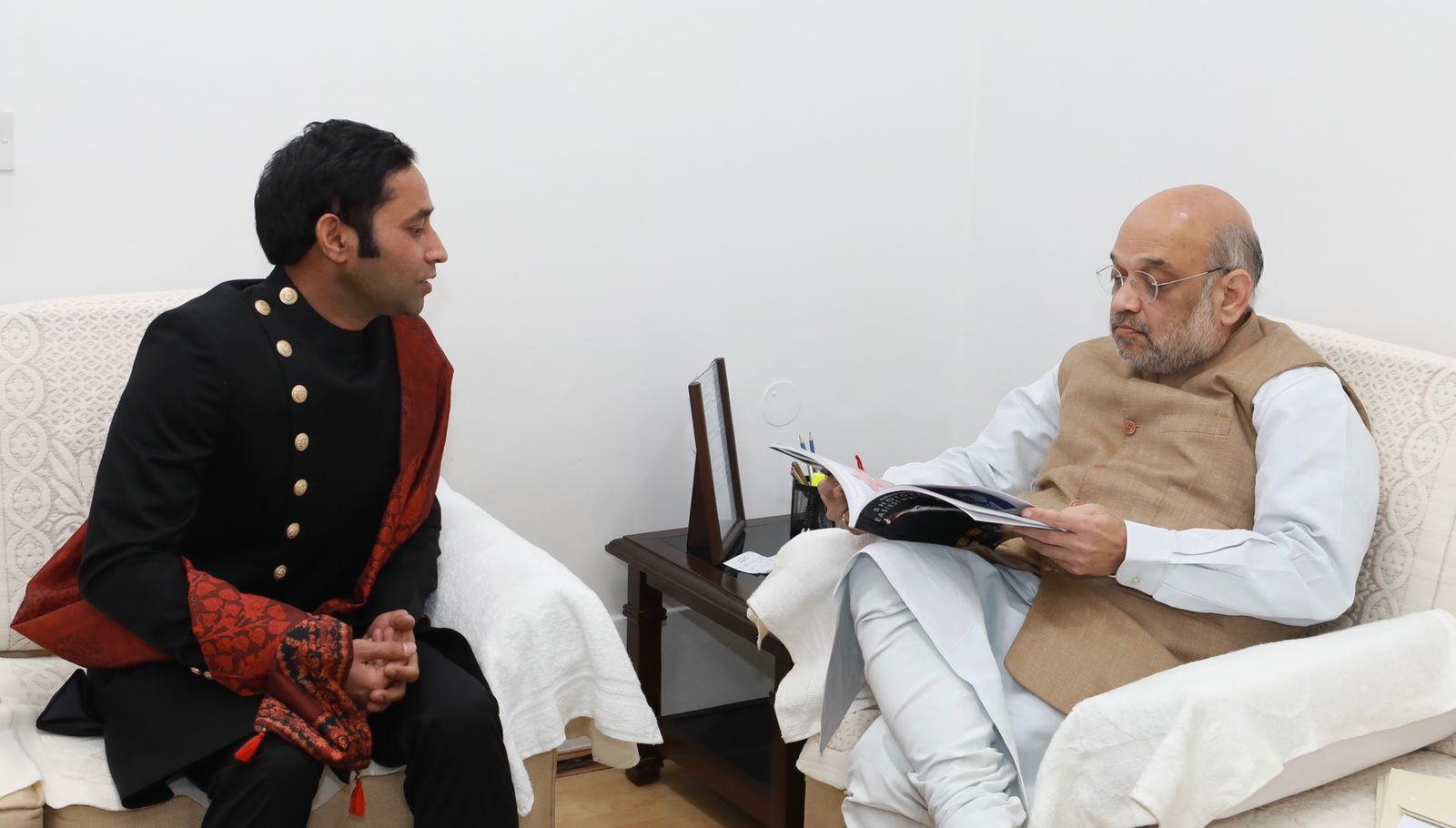 L'onorevole ministro dell'Interno Shri Amit Shah legge un libro di karate scritto dall'allenatore di karate Dr. Pradeep Kumar Yadav