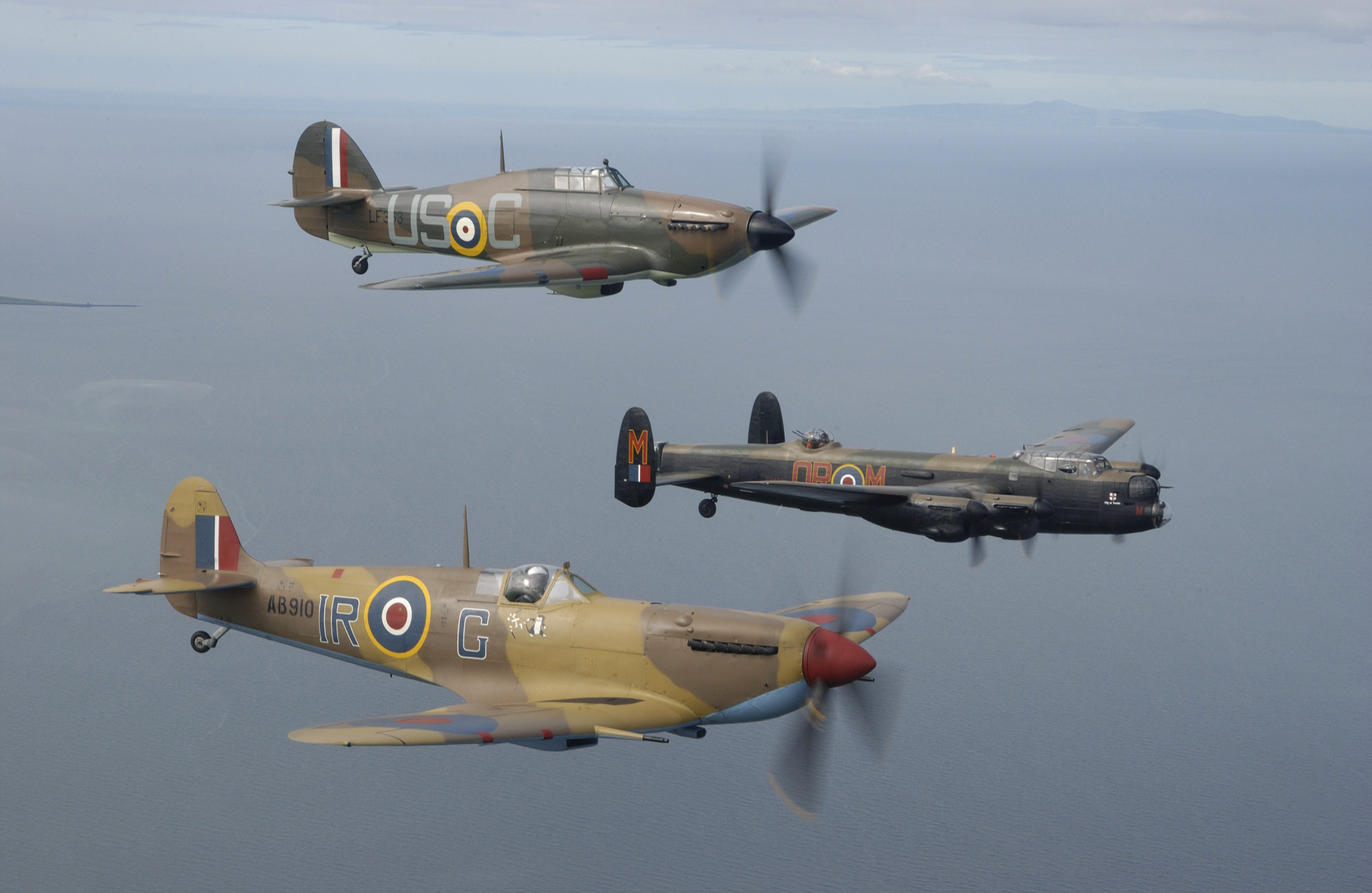 Hurricane, Avro Lancaster und Spitfire der Battle of Britain Memorial Flight über Blackpool