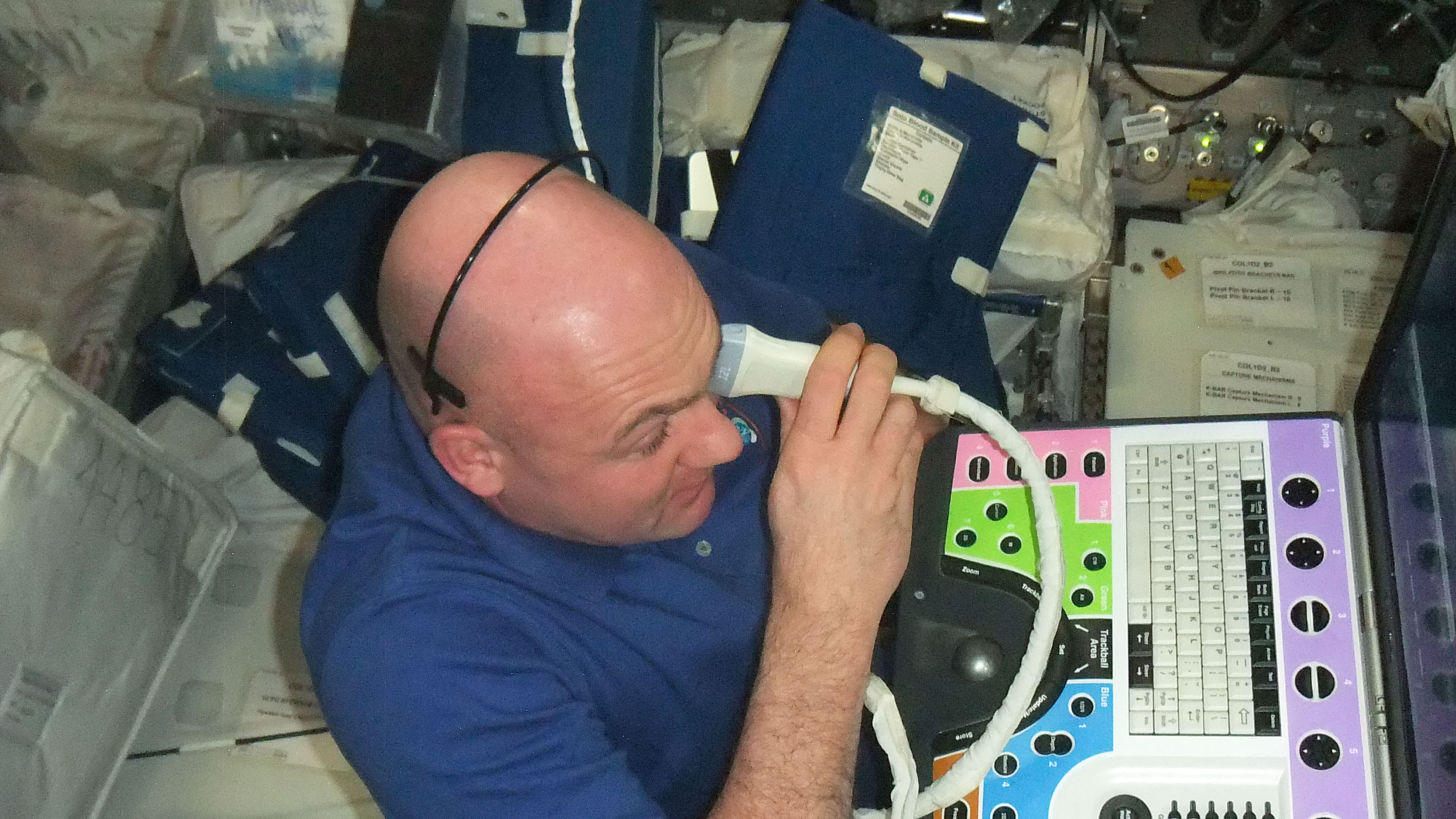 ISS-31: André Kuipers realiza una ecografía ocular en el laboratorio Columbus