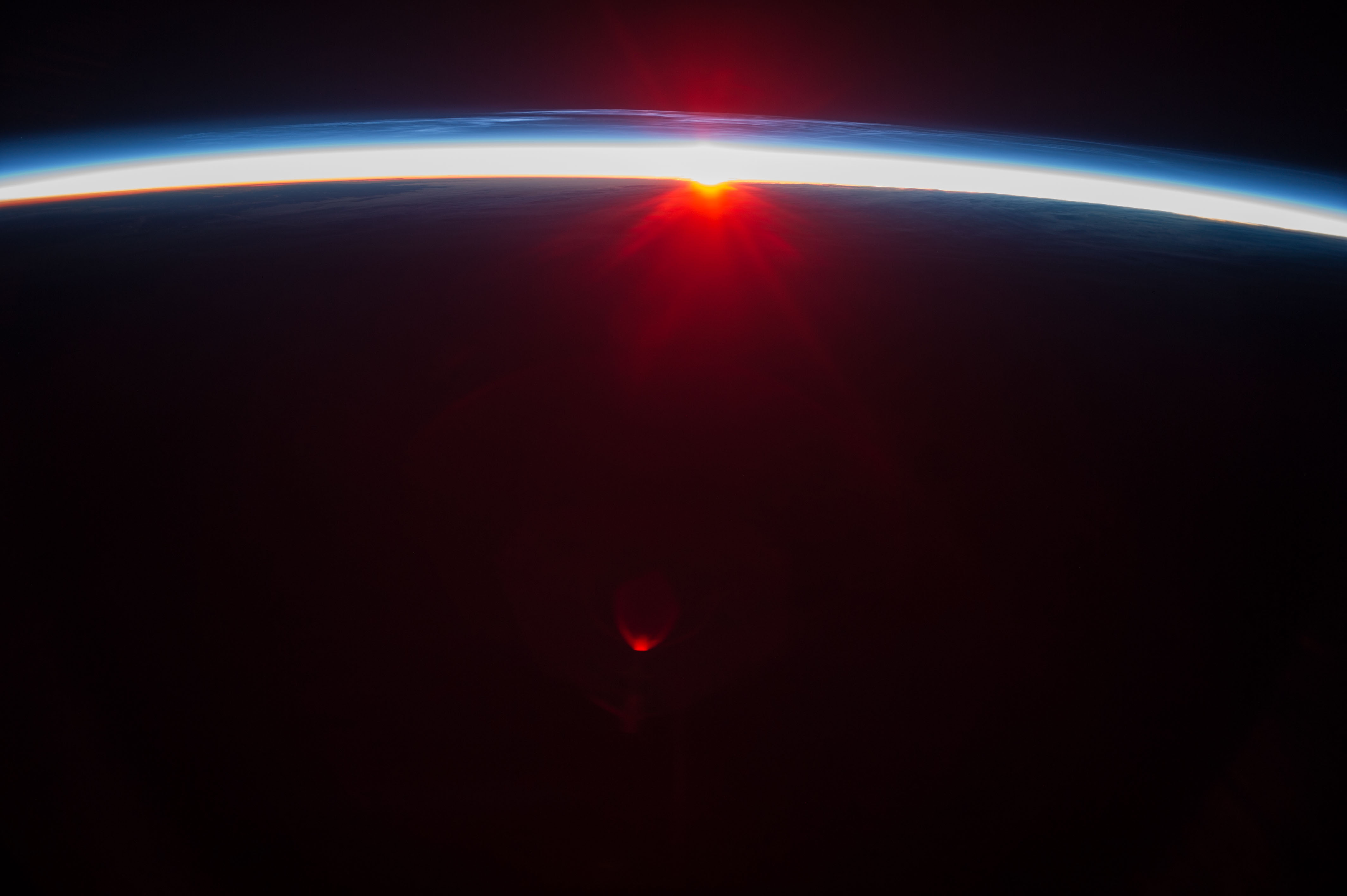 ISS-36: puesta de sol sobre las islas Aleutianas con nubes noctilucentes