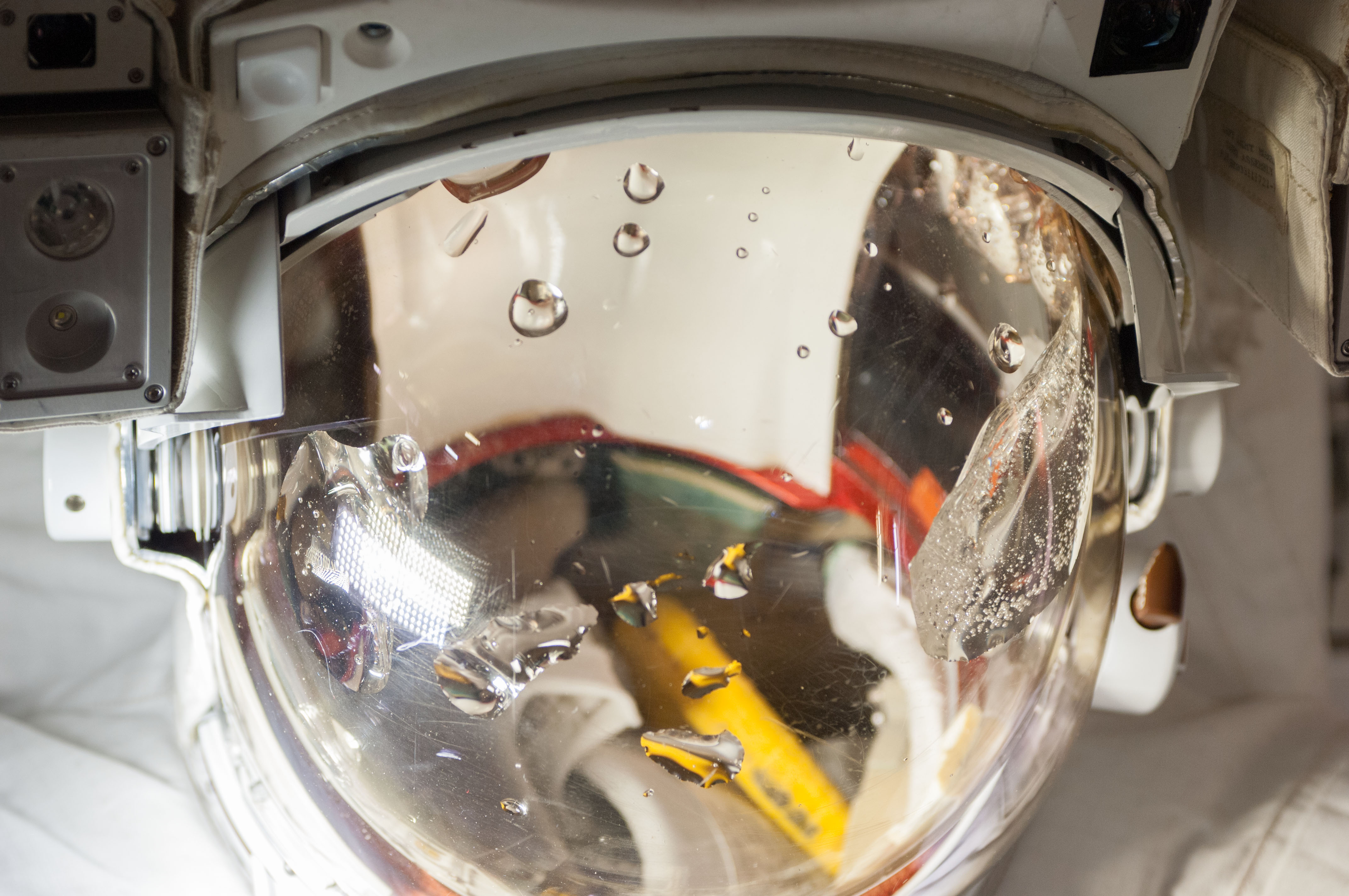 ISS-36: Der defekte Helm des Raumanzugs Extravehicular Mobility Unit (EMU)
