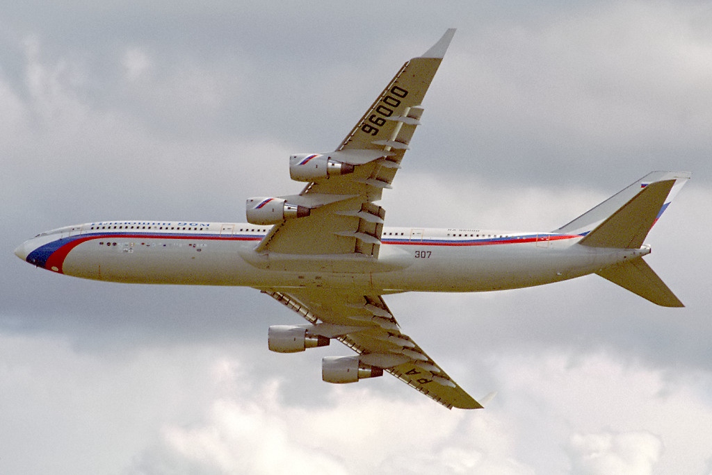 Ilyushin Il-96M (RA-96000) in volo a Farnborough, 1994