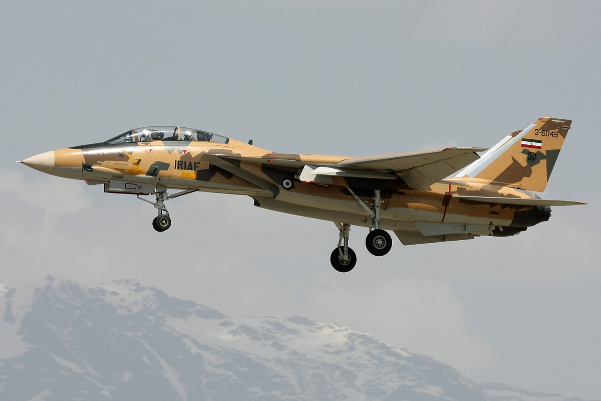 F-14AM iraniano 3-6049 in atterraggio a Mehrabad (aprile 2012)