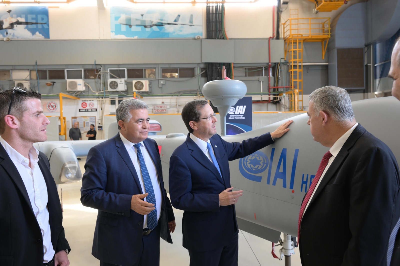 Isaac Herzog na Israel Aerospace Industries, janeiro de 2023 (GPOABG 2 5)