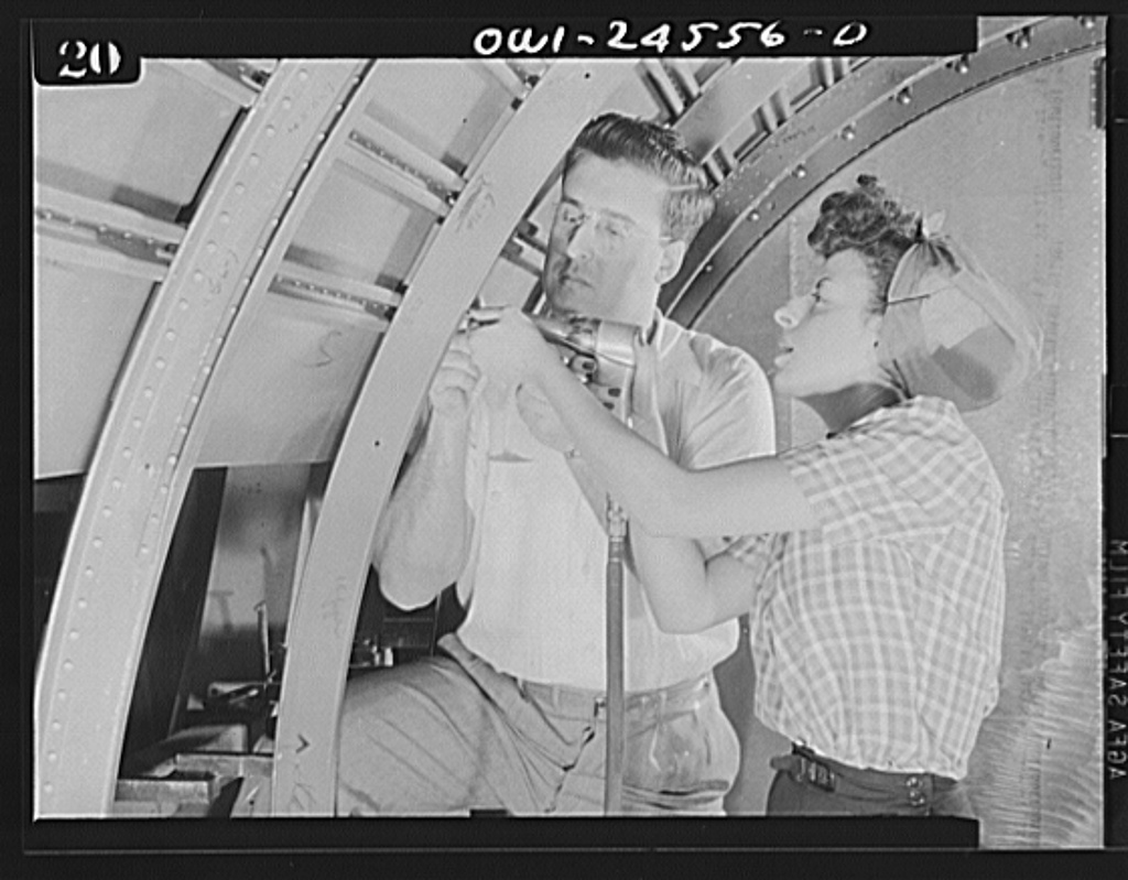 Italian-Americans at work on bombers 8d17206v