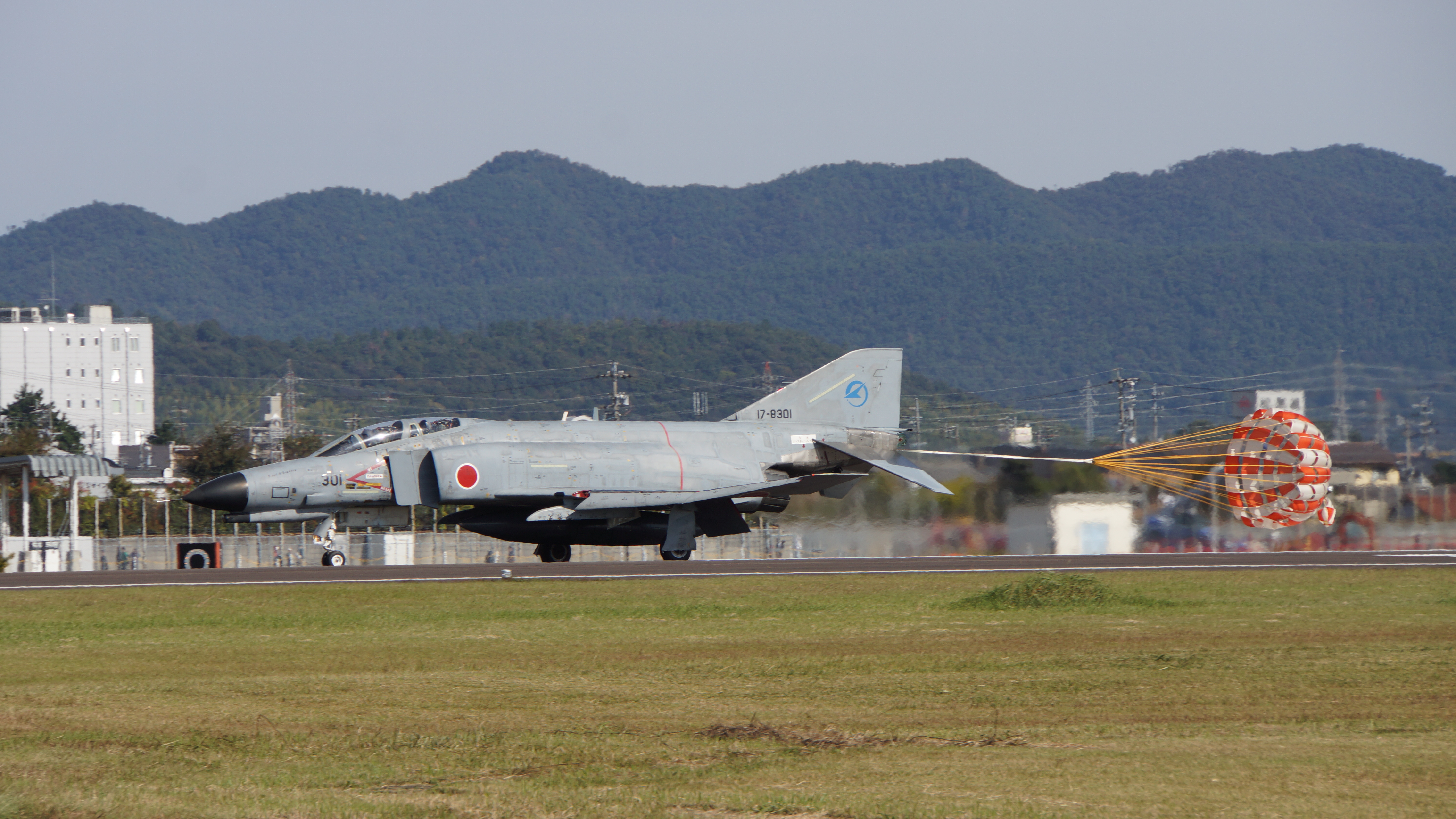 JASDF F-4EJ (17-8301) bei der Landung mit ausgefahrenem Drague-Bremsschirm auf dem Luftwaffenstützpunkt Gifu, 30. Oktober 2016