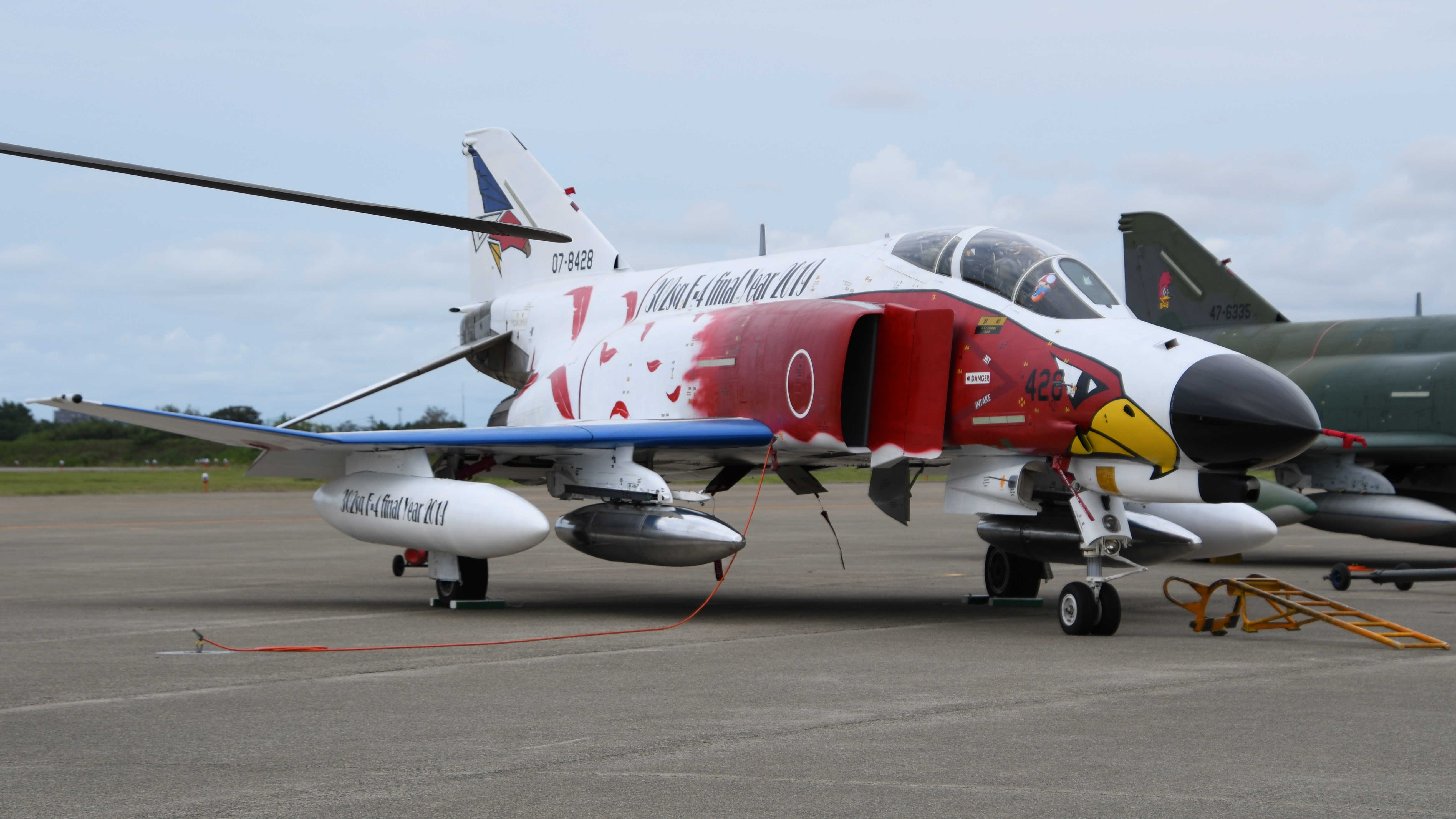 F-4EJ Kai (07-8428) della JASDF, vista anteriore destra, presso la base aerea di Komatsu, 17 settembre 2018