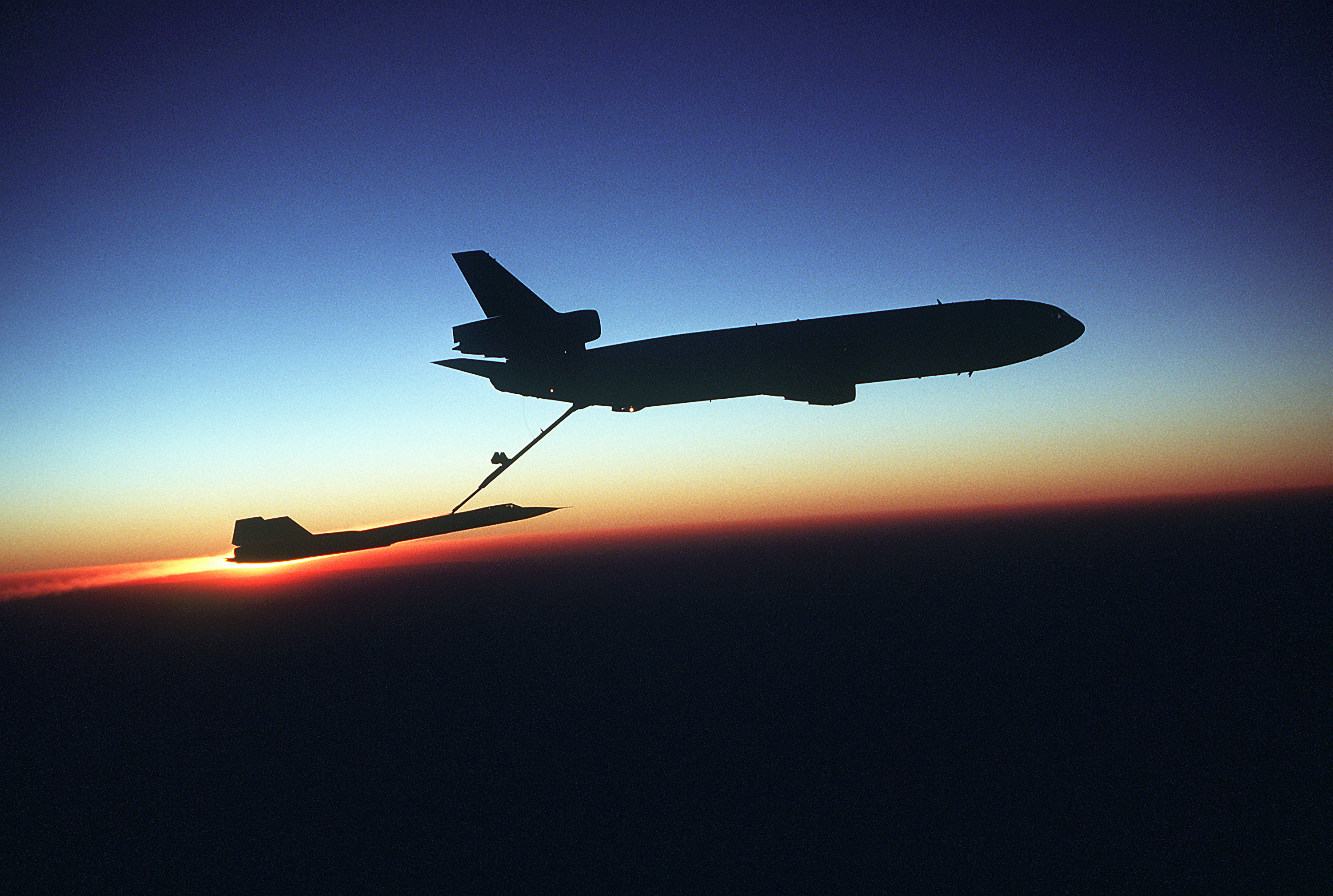 KC-10 Extender che rifornisce in volo un SR-71 Blackbird