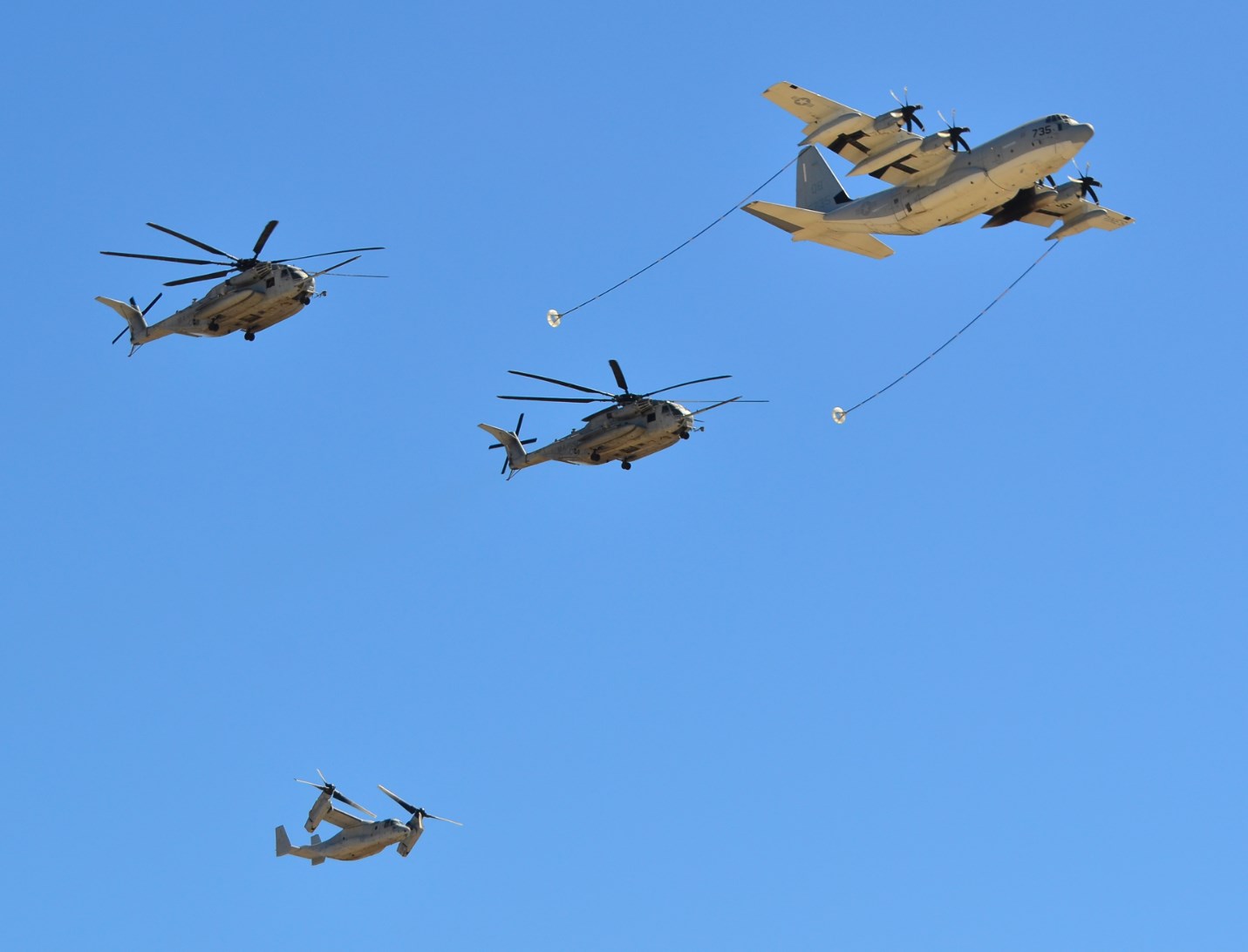 KC-130J Super Hercules reabasteciendo a dos CH-53E Super Stallion, con un MV-22 Osprey en formación, Miramar Air Show 2014
