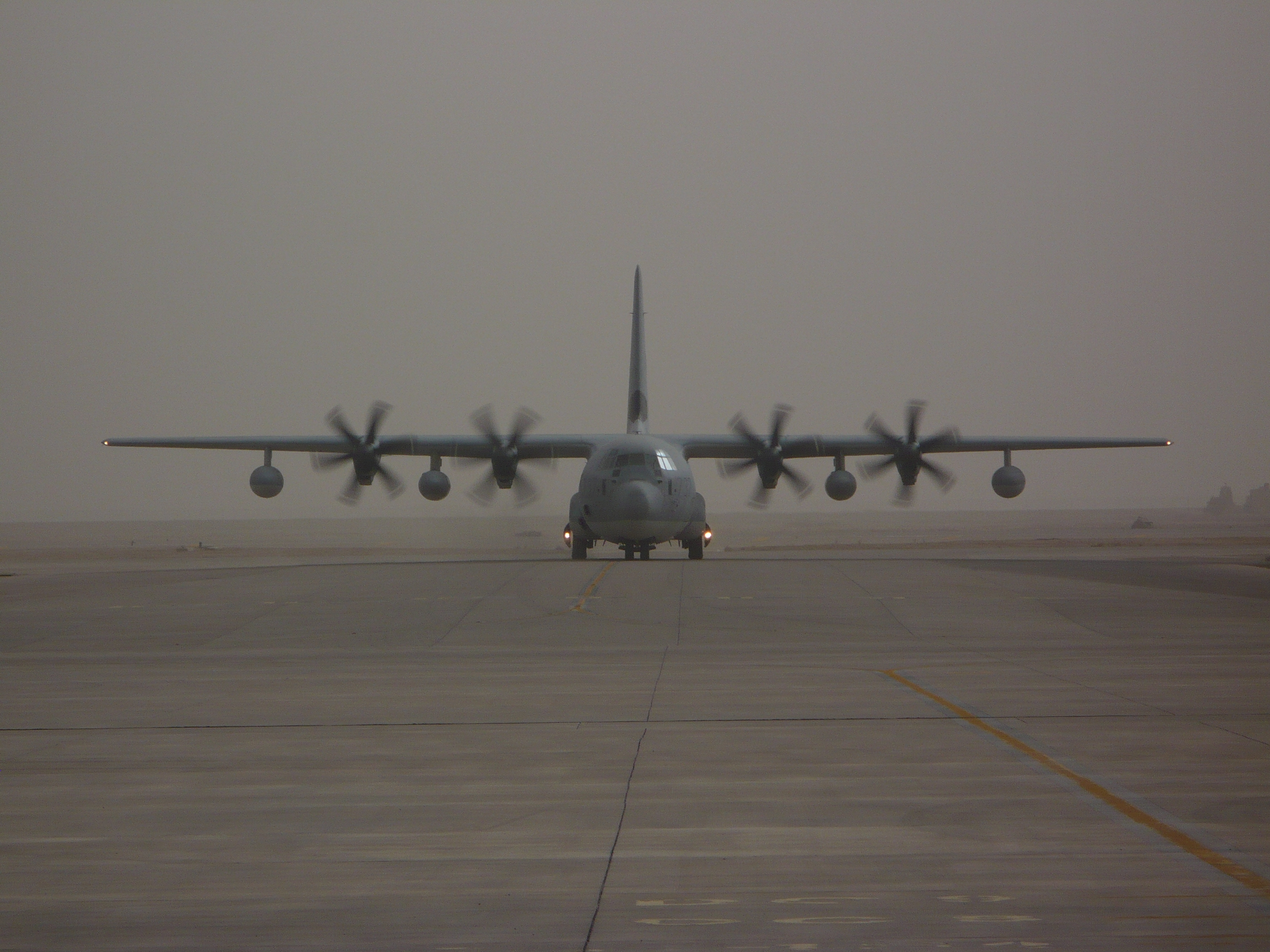 KC-130J del VMGR-252 en una calle de rodaje en Irak, el 1 de abril de 2008