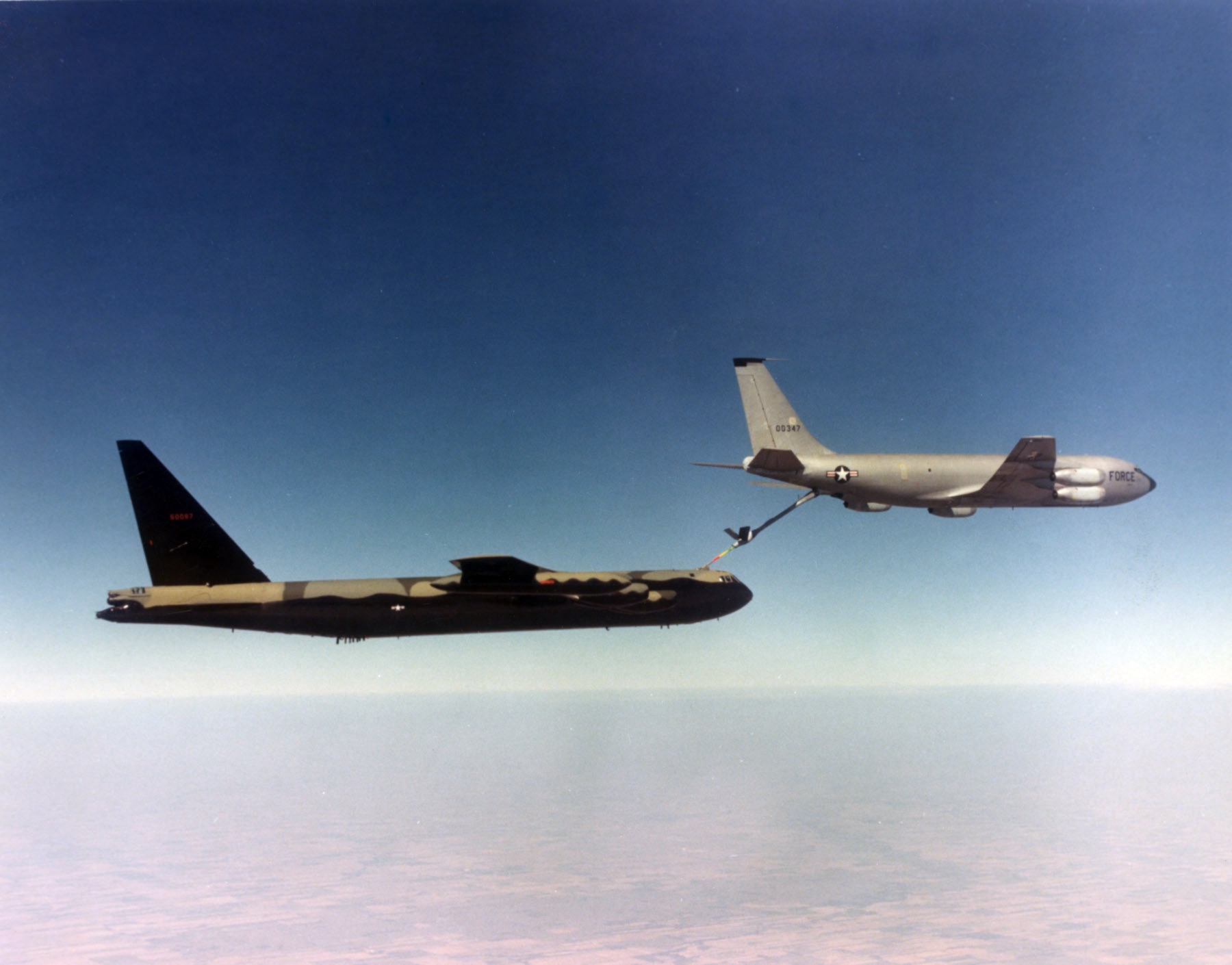 Un KC-135A rifornisce un B-52D durante la guerra del Vietnam
