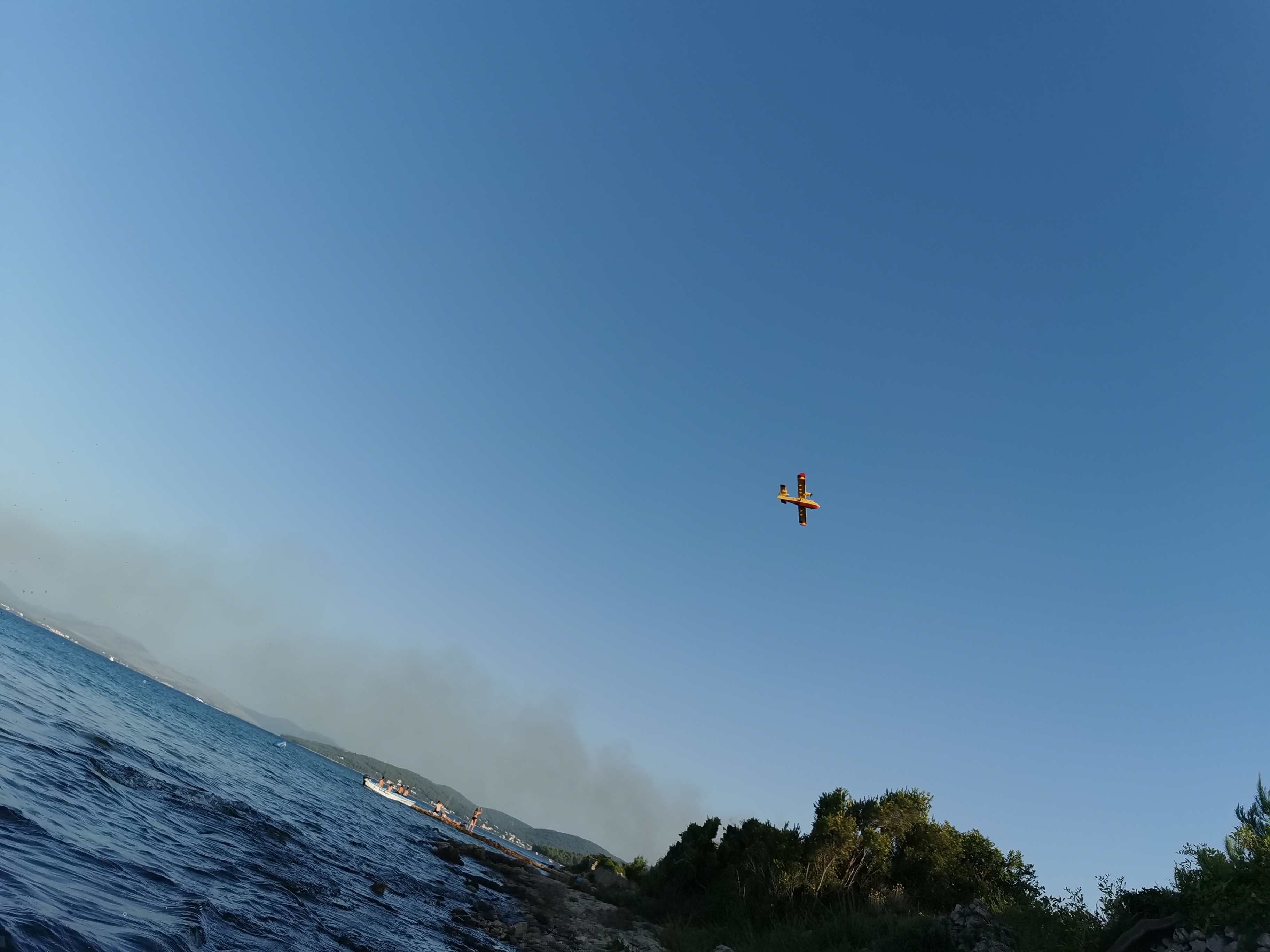 Canadair luttant contre un incendie à Prvić