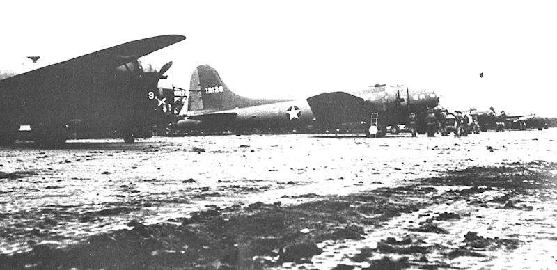 LB-30 y B-17E en Unmnak, Alaska - junio de 1942