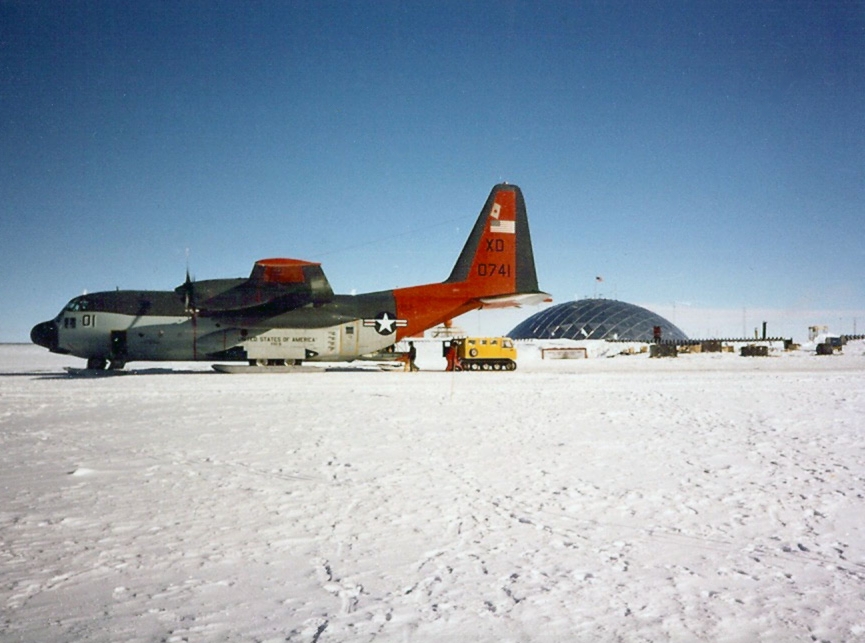 Hercules LC-130R à la station Amundsen-Scott