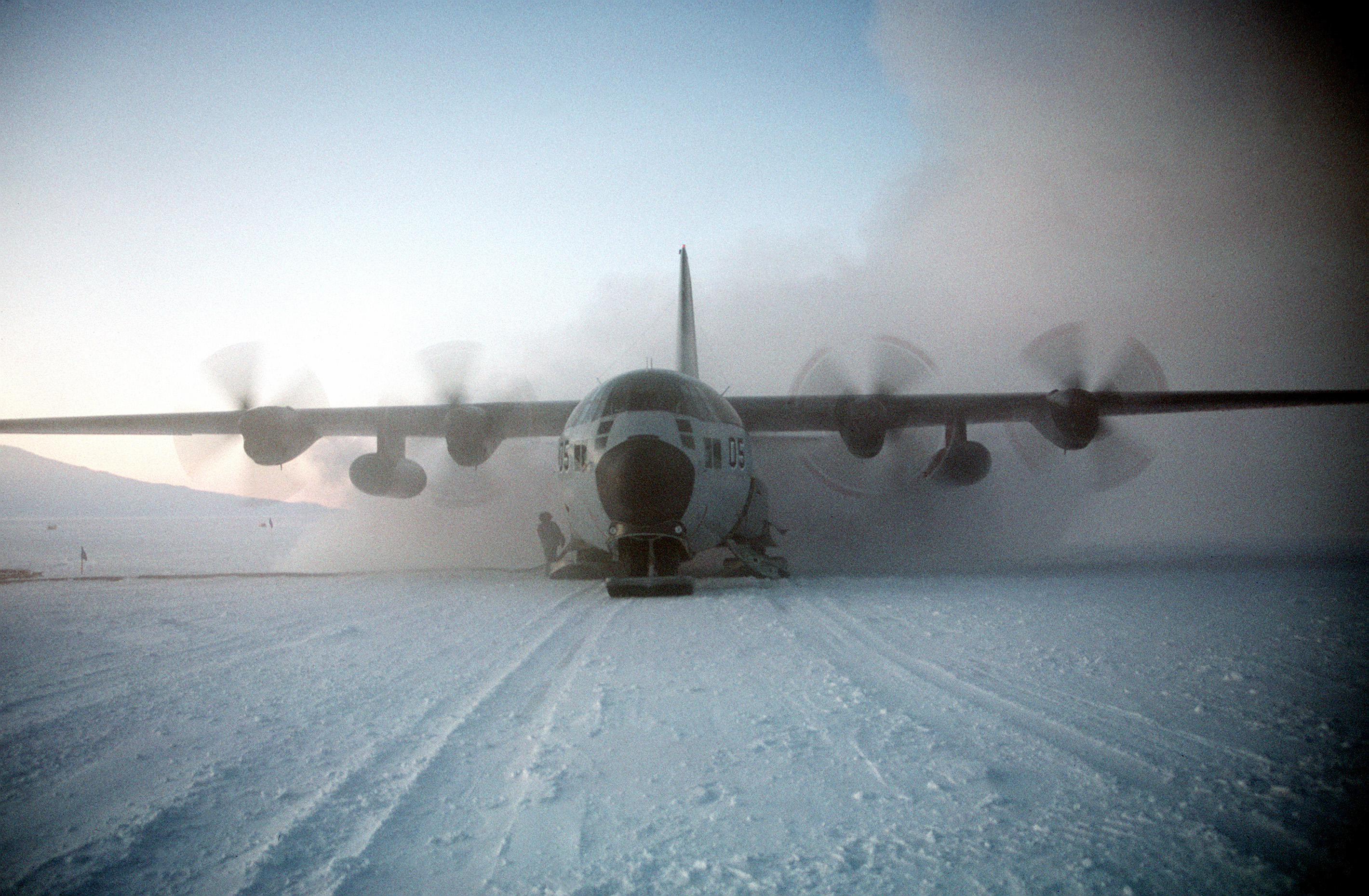Hercules LC-130R del VXE-6 despegando de la estación McMurdo, 1987
