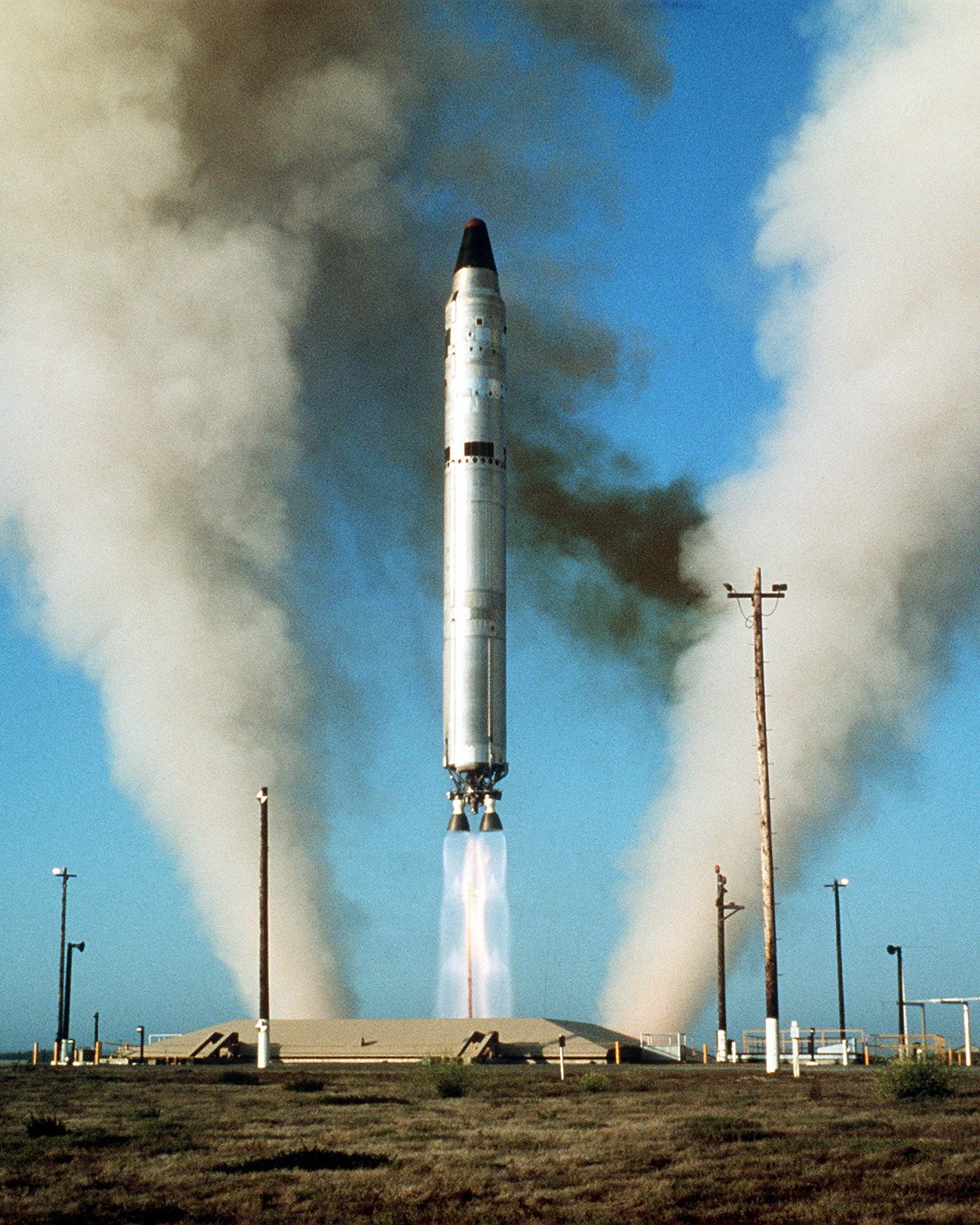 Misil LGM-25C Titan II lanzado desde la Base Vandenberg, California, 1975