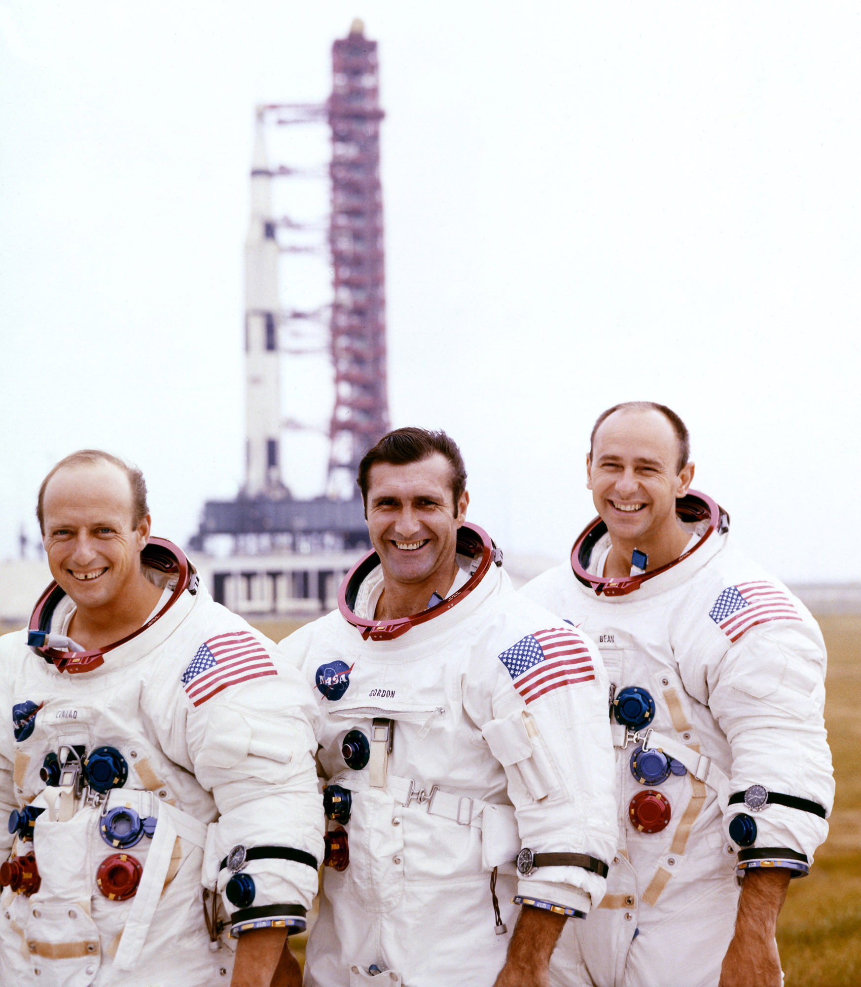 L'equipaggio posa davanti al Saturn V dell'Apollo 12