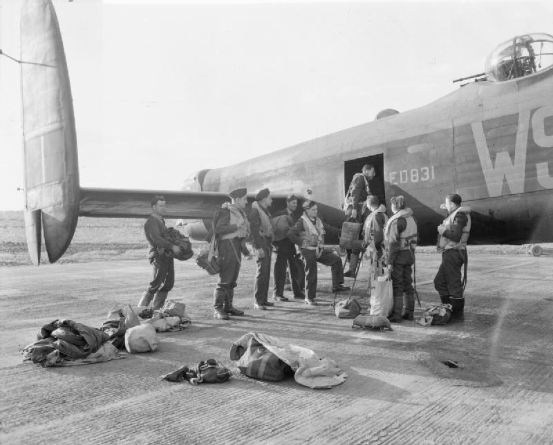 Lancaster B Mark III ED831 «WS-H», 9.º Escuadrón, embarcando en Bardney