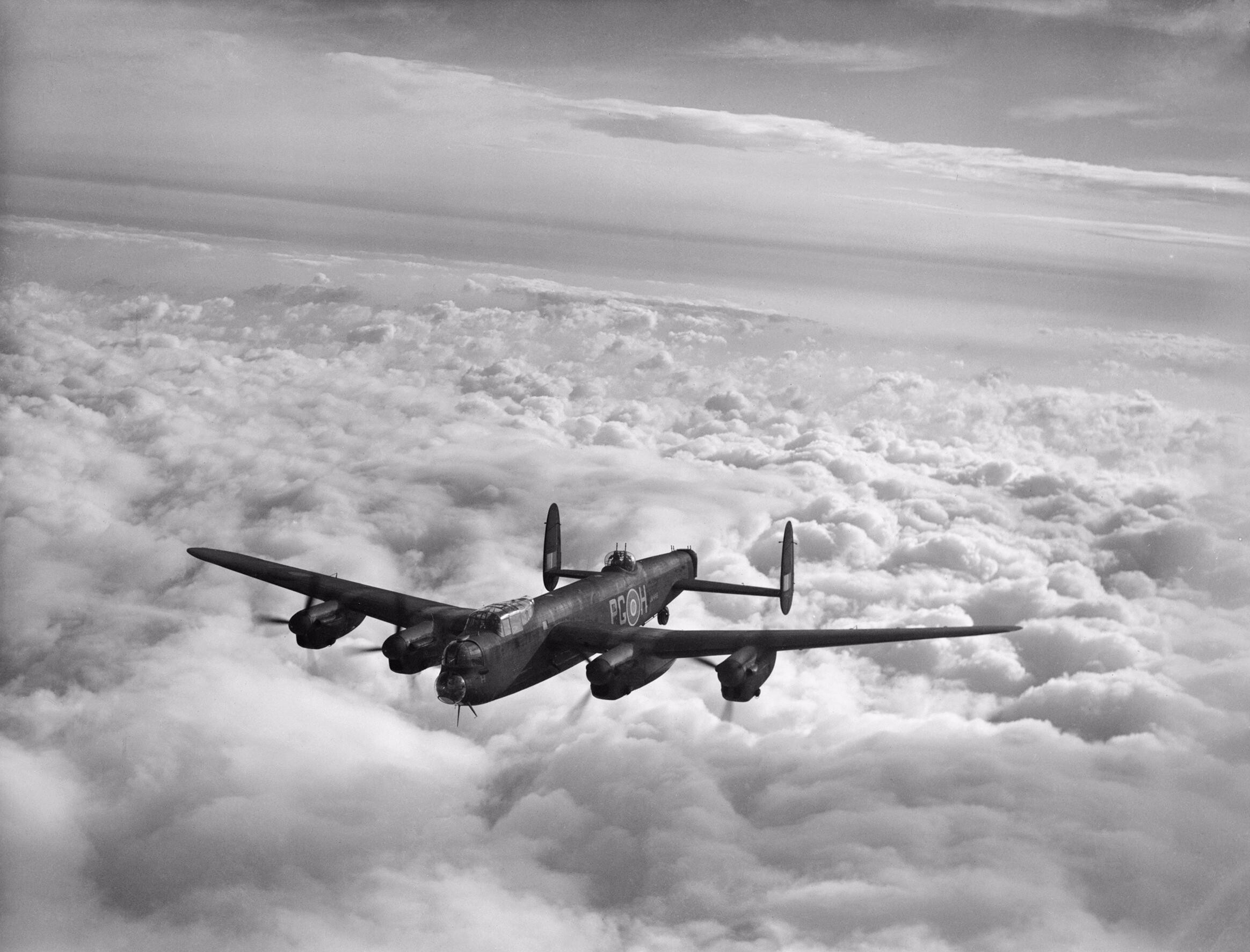 Lancaster B Mk III LM449 del No. 619 Squadron in volo da Coningsby