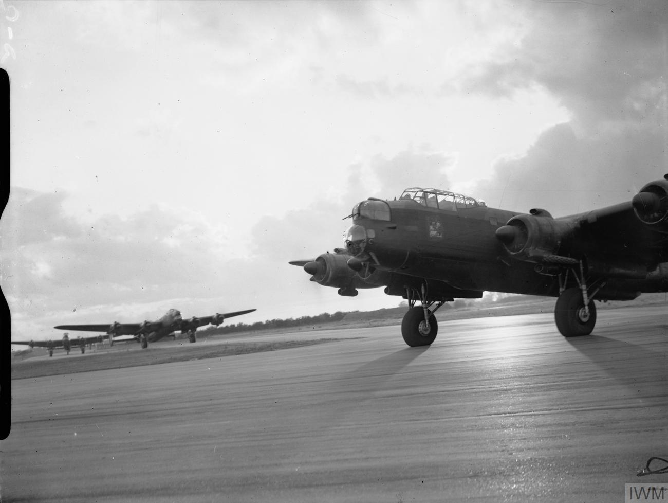 Bombardeiros Lancaster B Mk II do Esquadrão 514 a rolar para a pista em Waterbeach