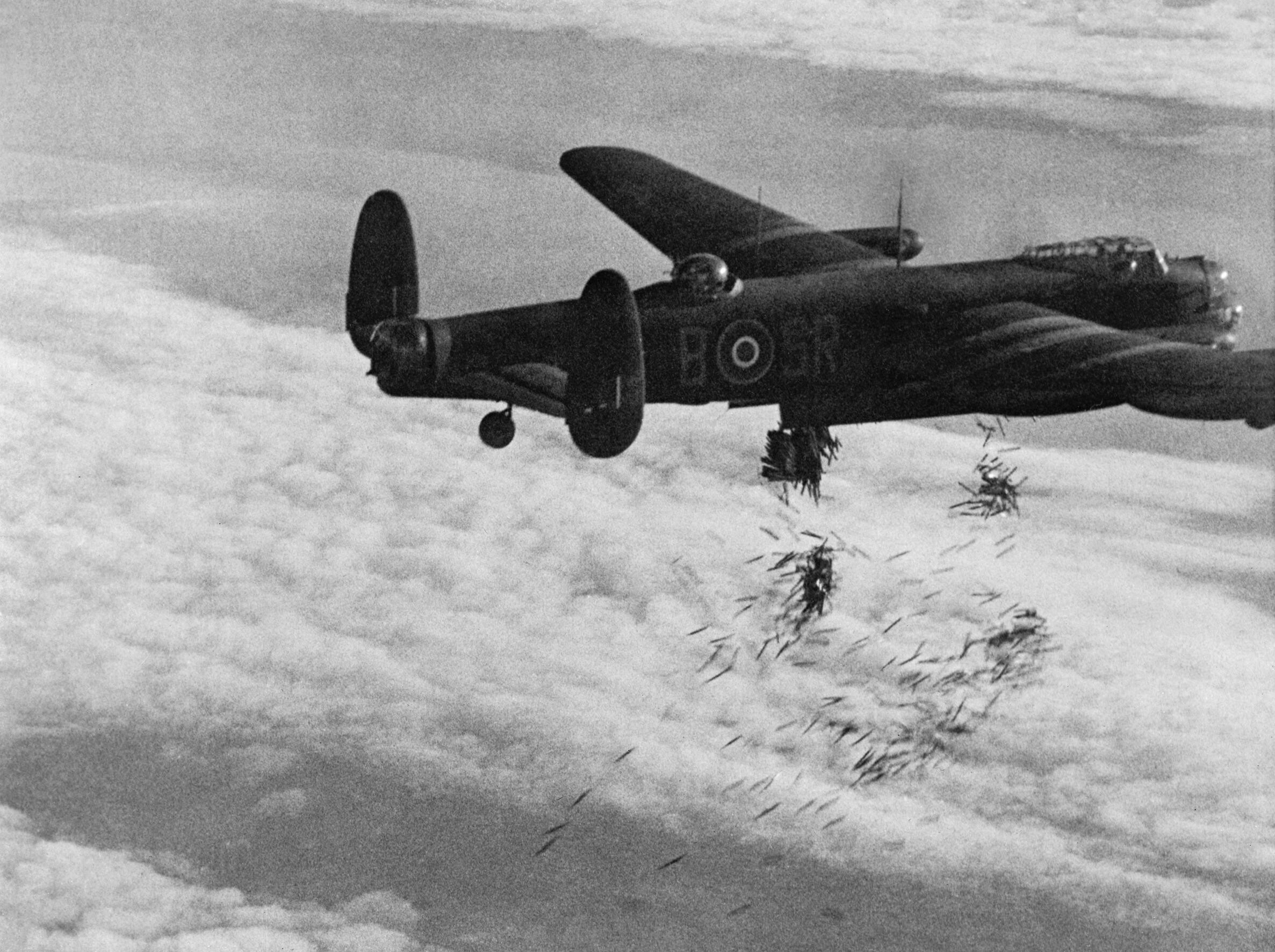 Lancaster B Mk I NG128 che sgancia pacchi di Window su Duisburg, ottobre 1944