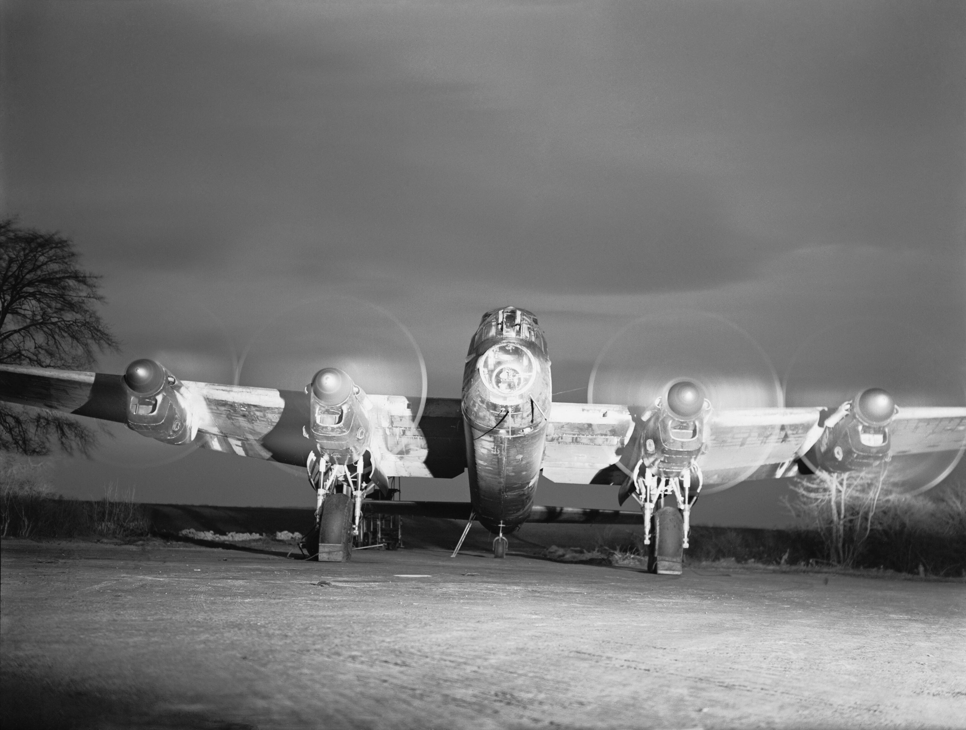 Lancaster B Mk I R5729 del Escuadrón 44 calentando motores en Dunholme Lodge antes de una incursión sobre Berlín