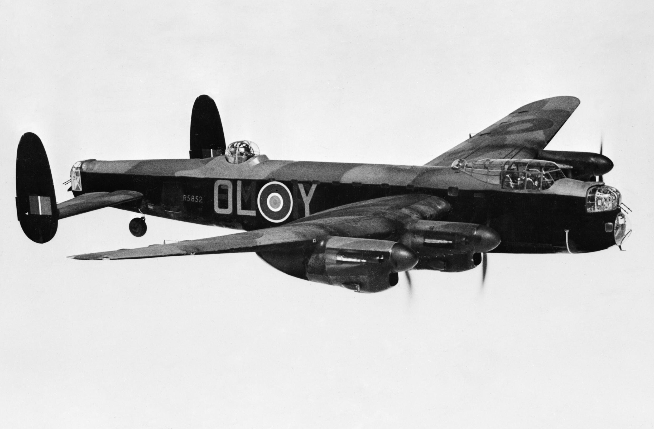 Lancaster B Mk I R5852 do Esquadrão 83 em voo sobre Lincolnshire, junho de 1942