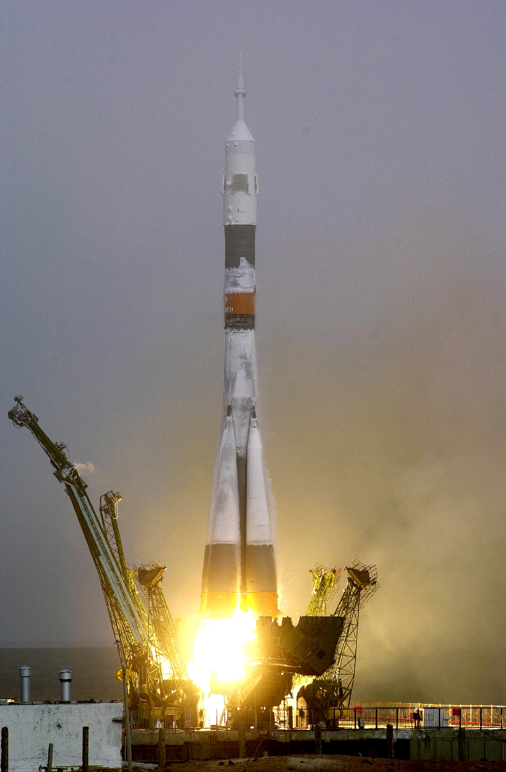 Lancio di un Soyuz-U con la navicella Soyuz TM-31, primo equipaggio della ISS