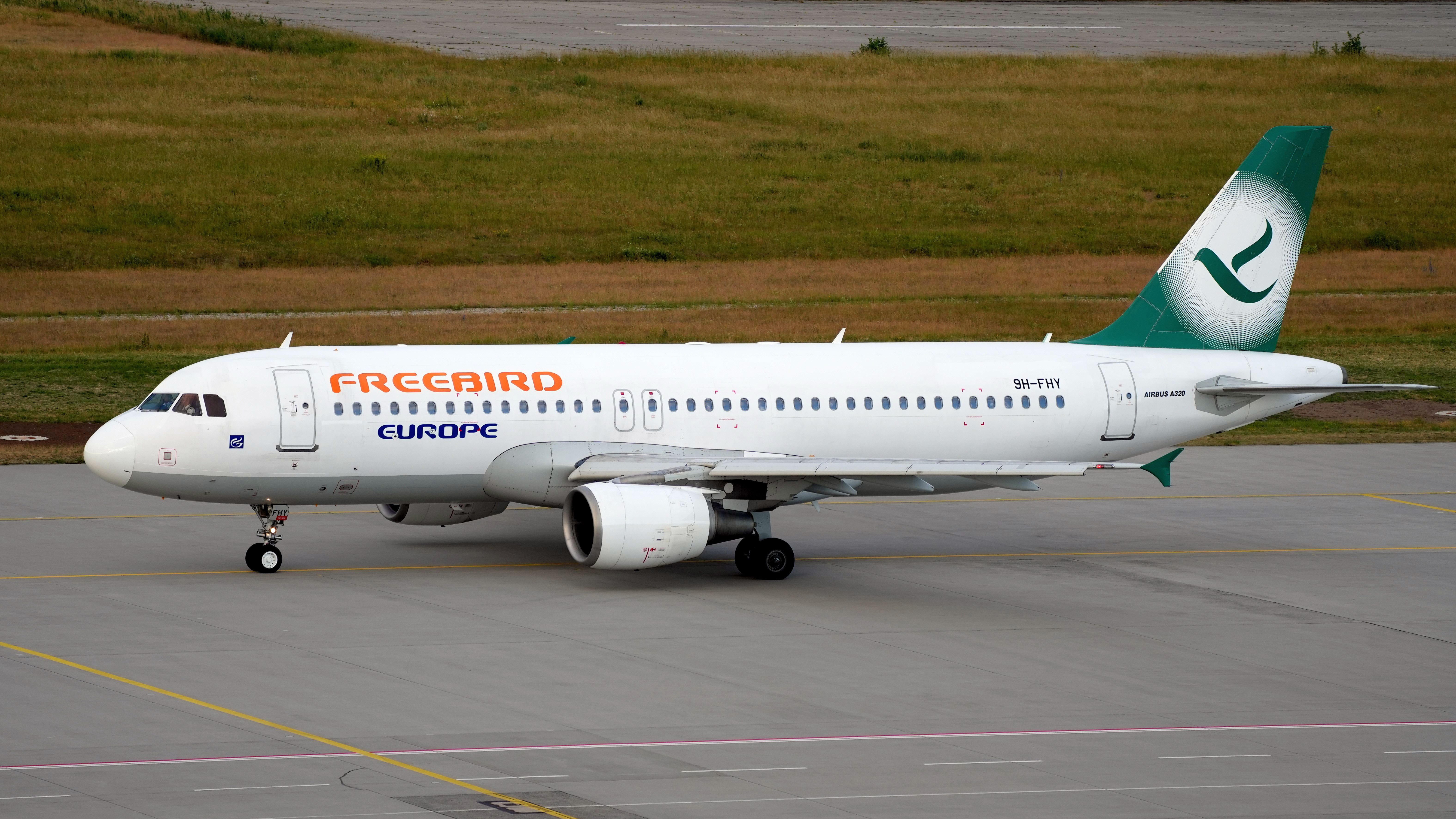 Leipzig Halle Airport Freebird Airlines Europe Airbus A320-214 9H FHY (DSC08045)