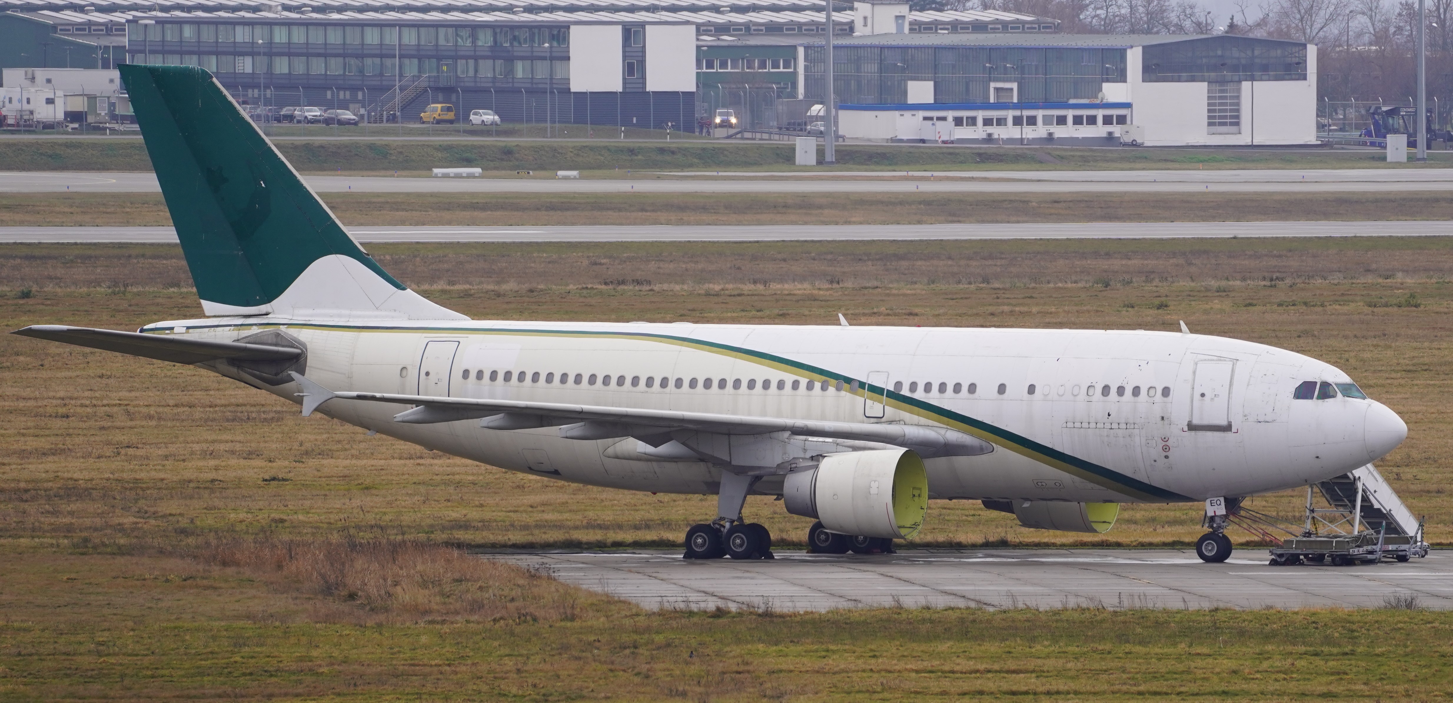 Leipzig Halle Airport Pakistan International Airlines Airbus A310-308 AP-BEQ (DSC07738)