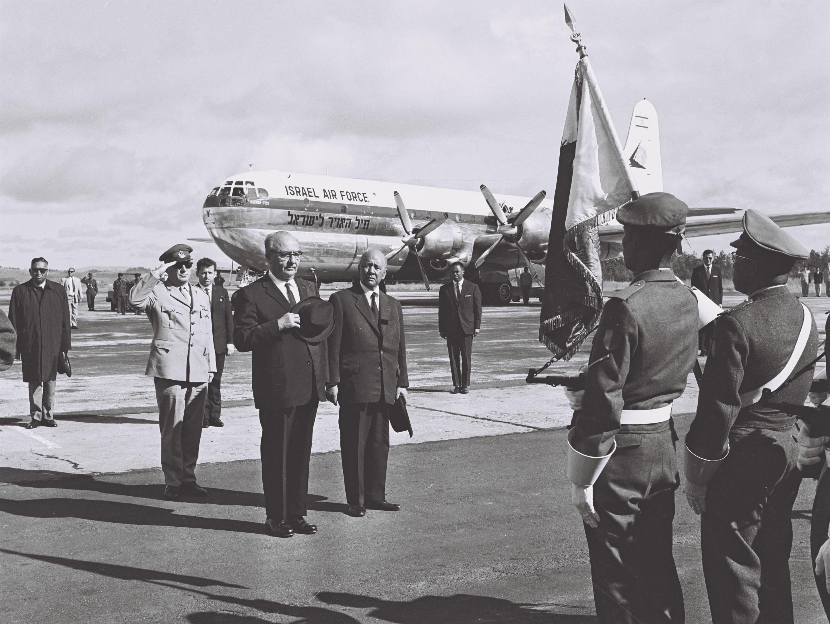 Levi Eshkol all'aeroporto di Tananarive, Madagascar, 1966 (4X FPY Massada)