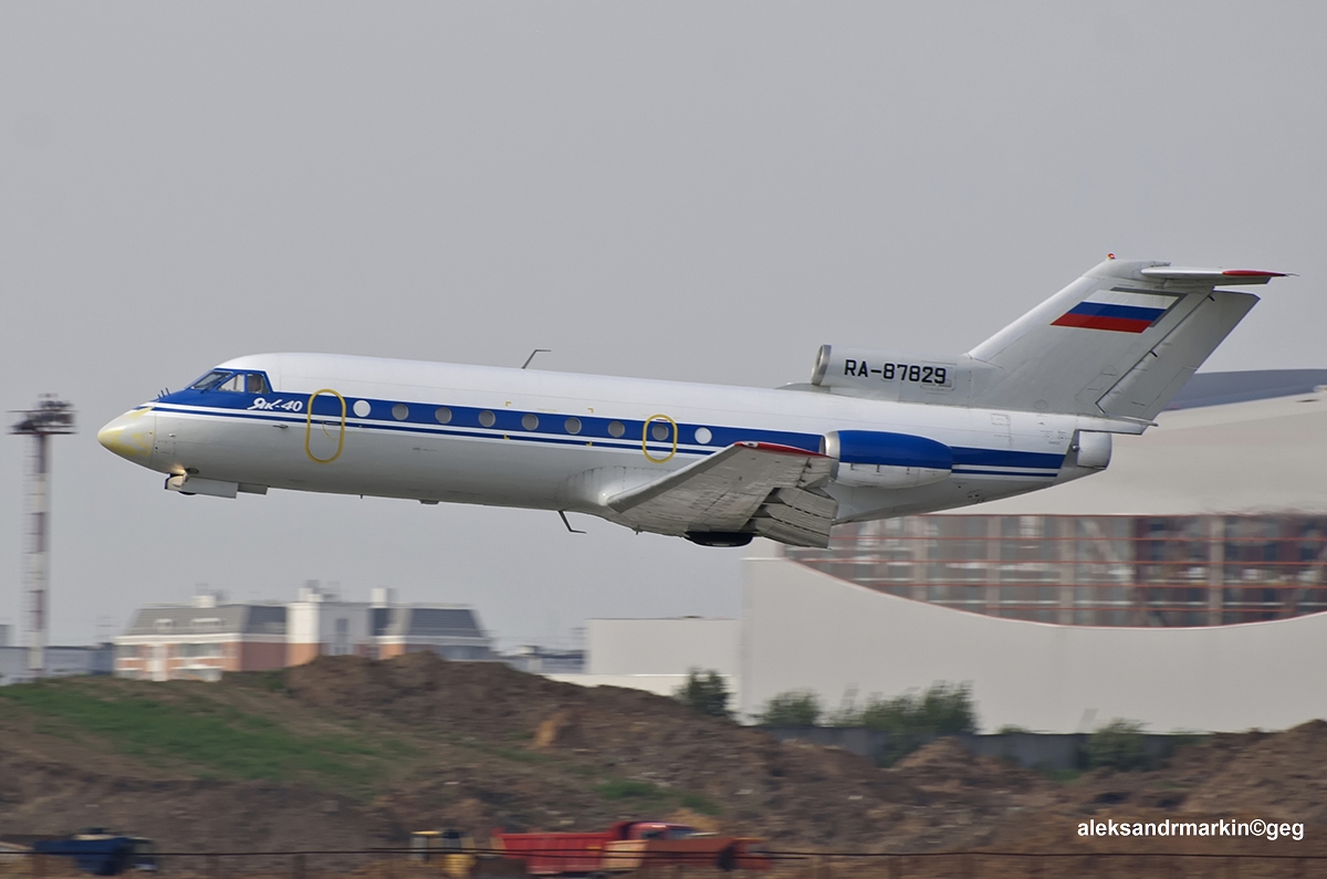 Lifting Yak-40 RA-87829