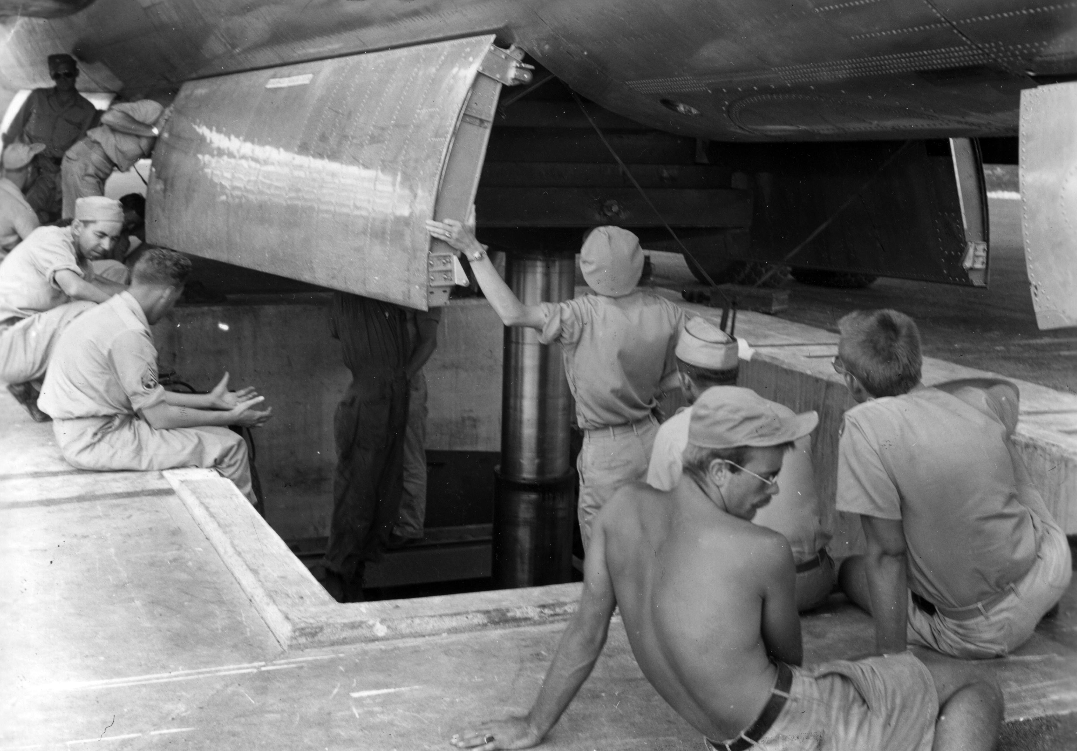 Caricamento della bomba nucleare Little Boy sul Boeing B-29 a Tinian, isola Mariana, 5 agosto 1945
