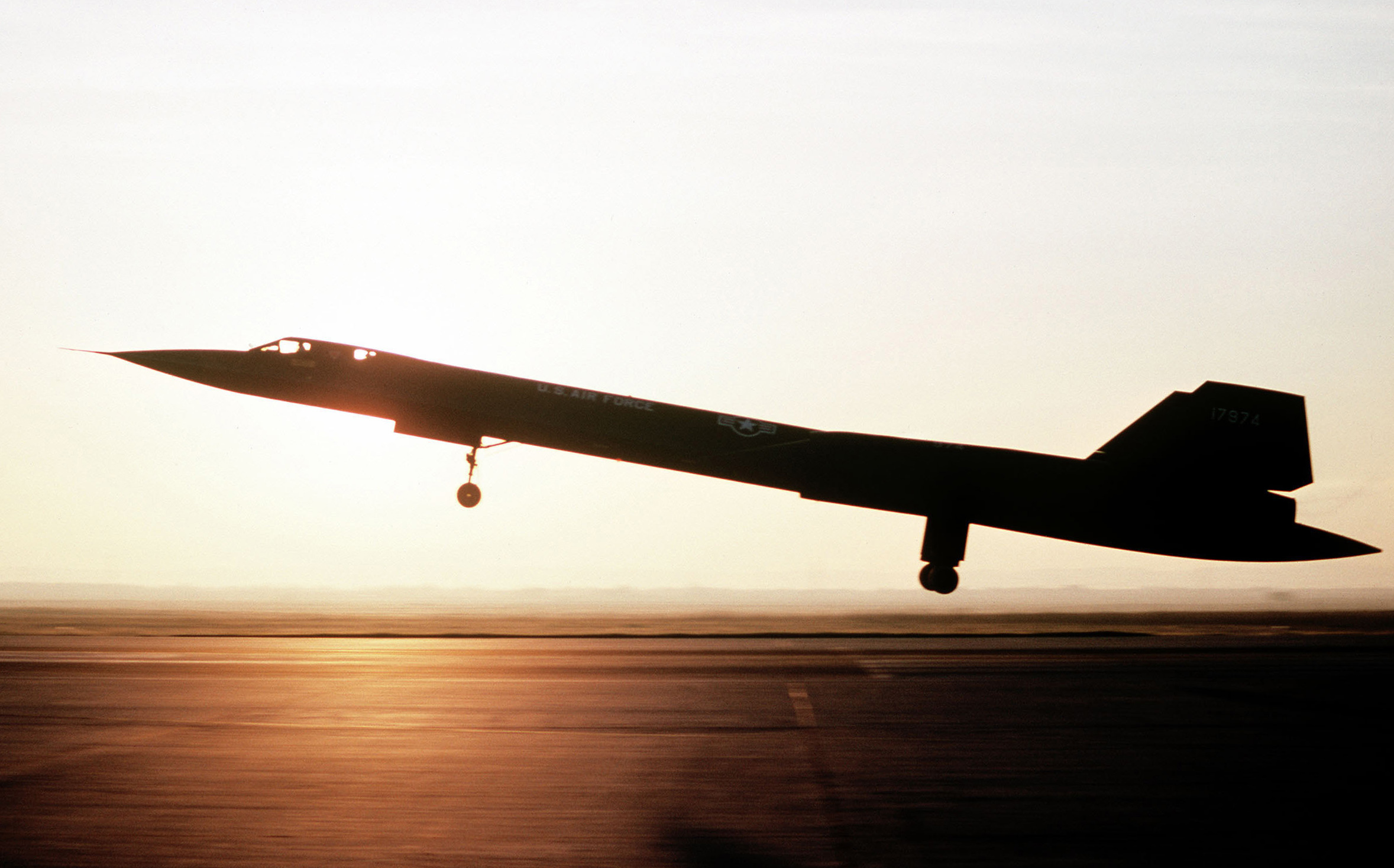 Lockheed SR-71A 61-7974: SR-71 bei der Landung auf der Beale AFB