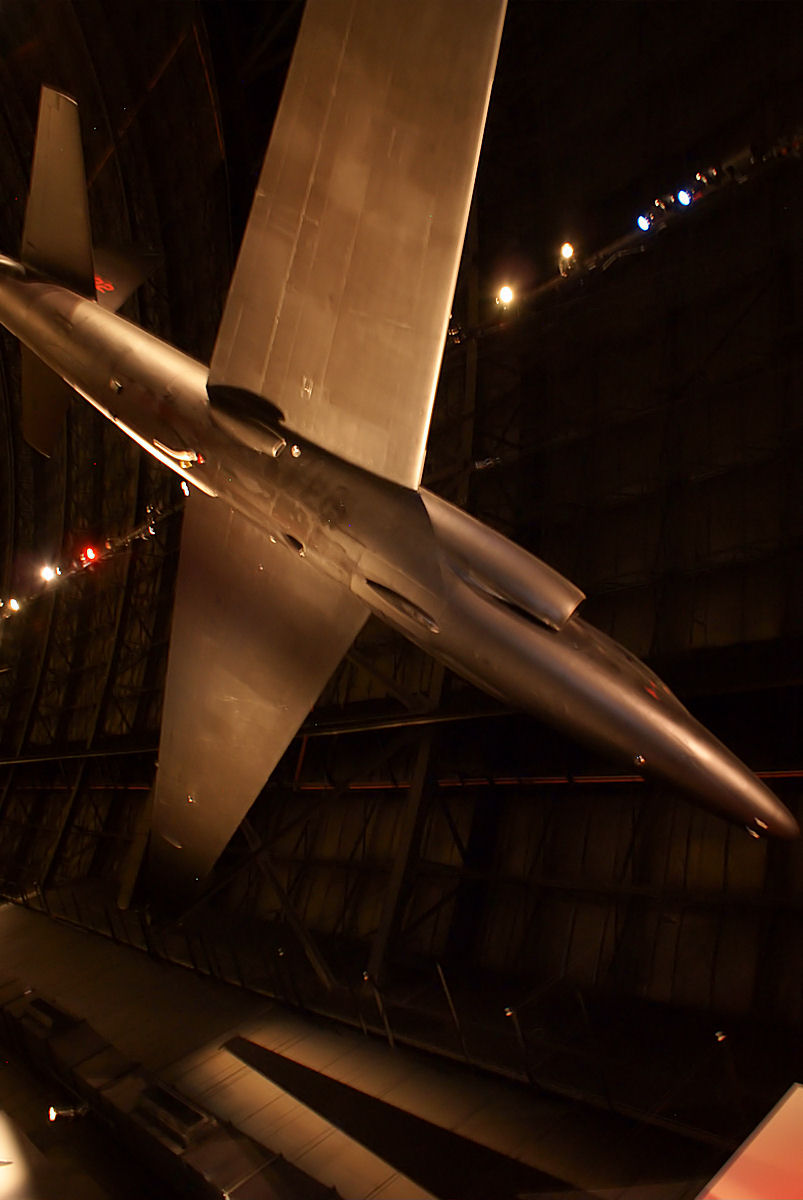 Lockheed U-2A Dragon Lady, sob a asa direita (plano alto), NMUSAF
