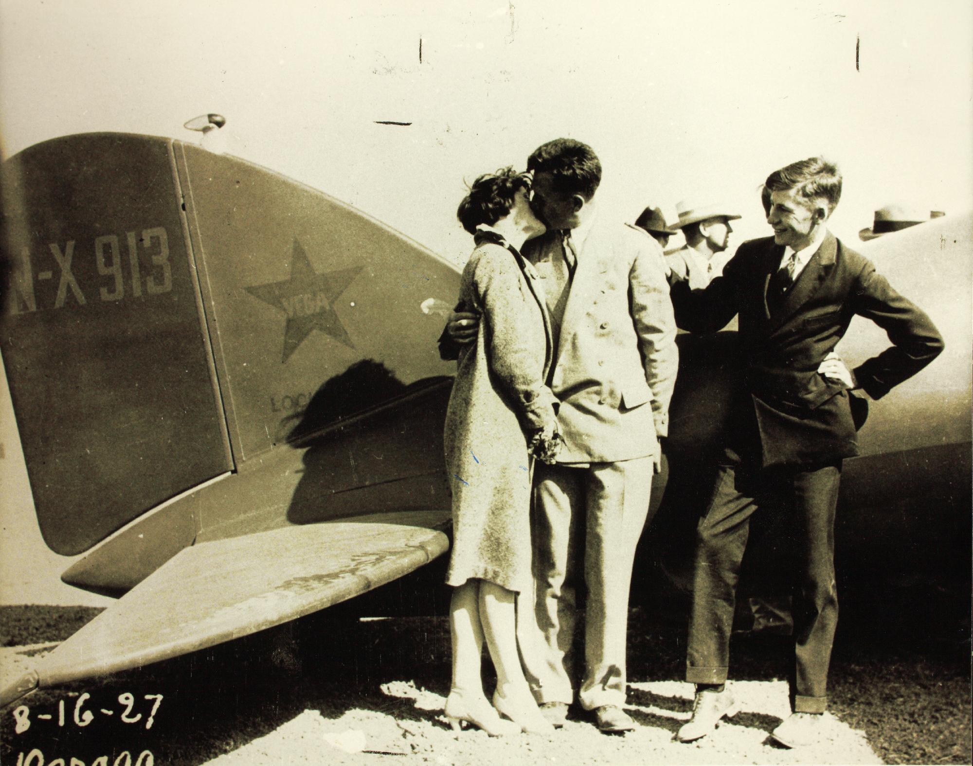 Lockheed Vega 1 NX913 «Golden Eagle», Frost, un amico e Scott (SDASM 10 0014306)