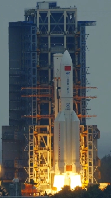 Long March 5B Y2 in salita con il modulo centrale Tianhe