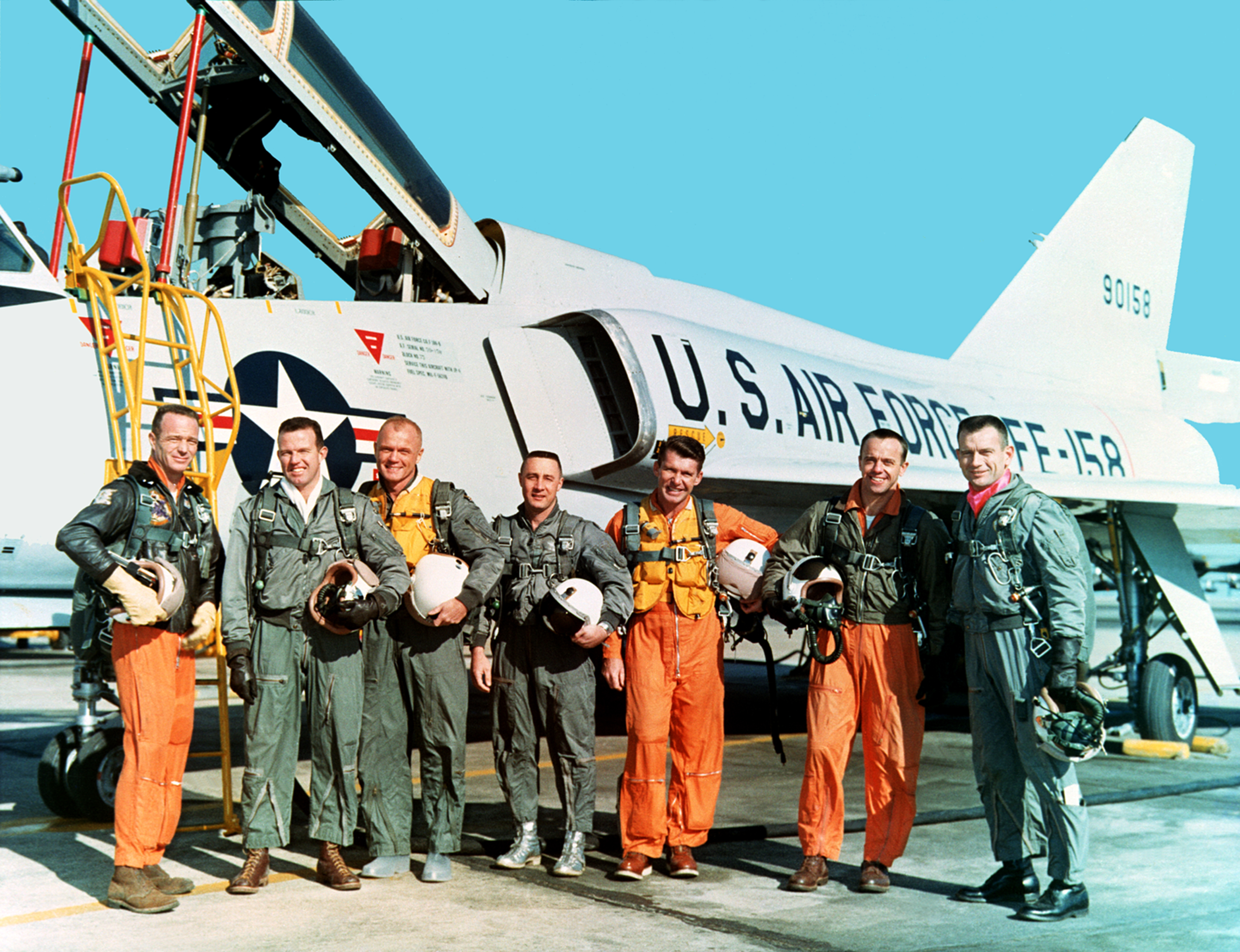 Los astronautas del Mercury Seven (GPN-2000-001286)