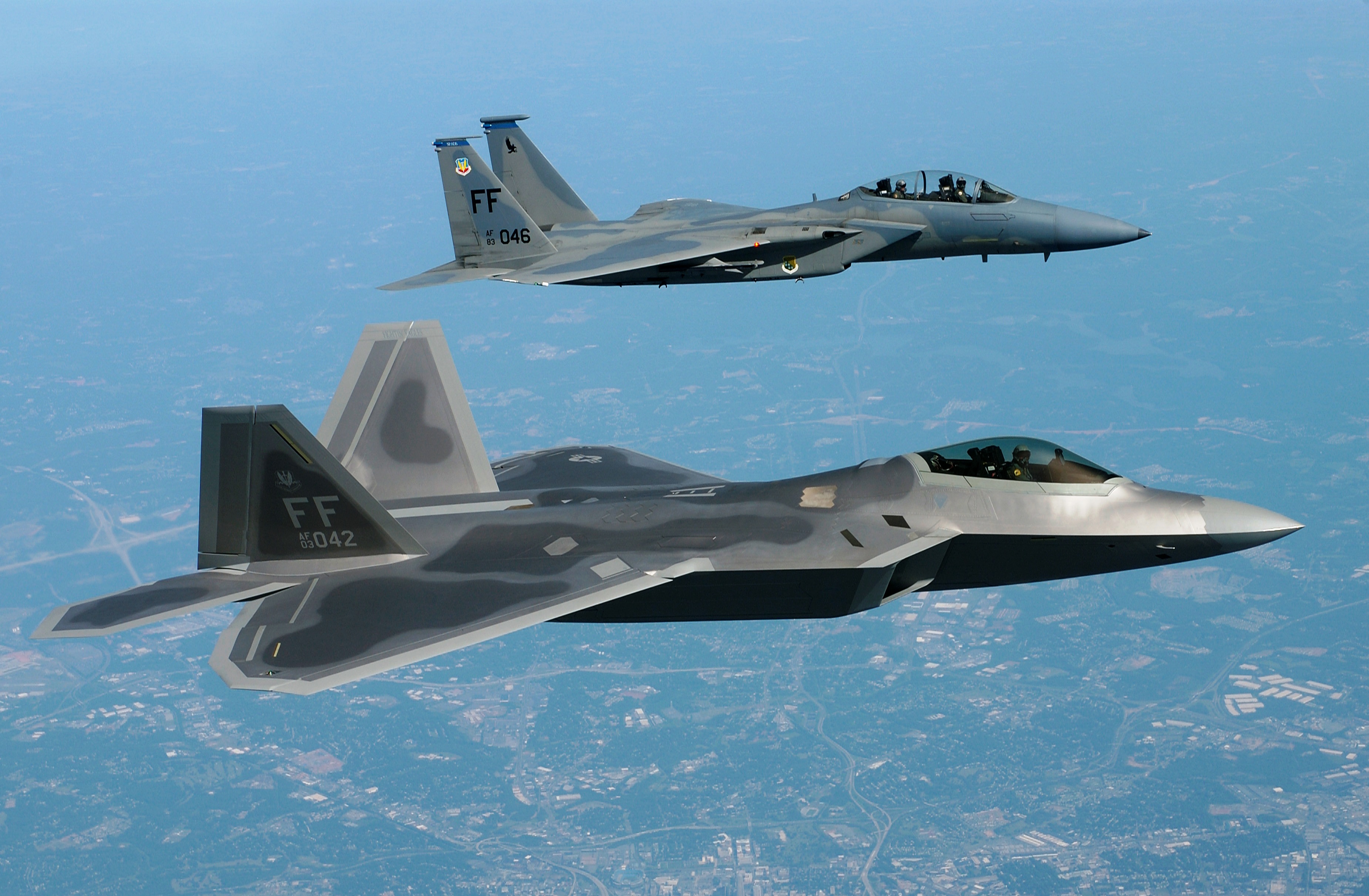 Il ten. col. James Hecker consegna il primo F A-22 Raptor operativo a Langley AFB