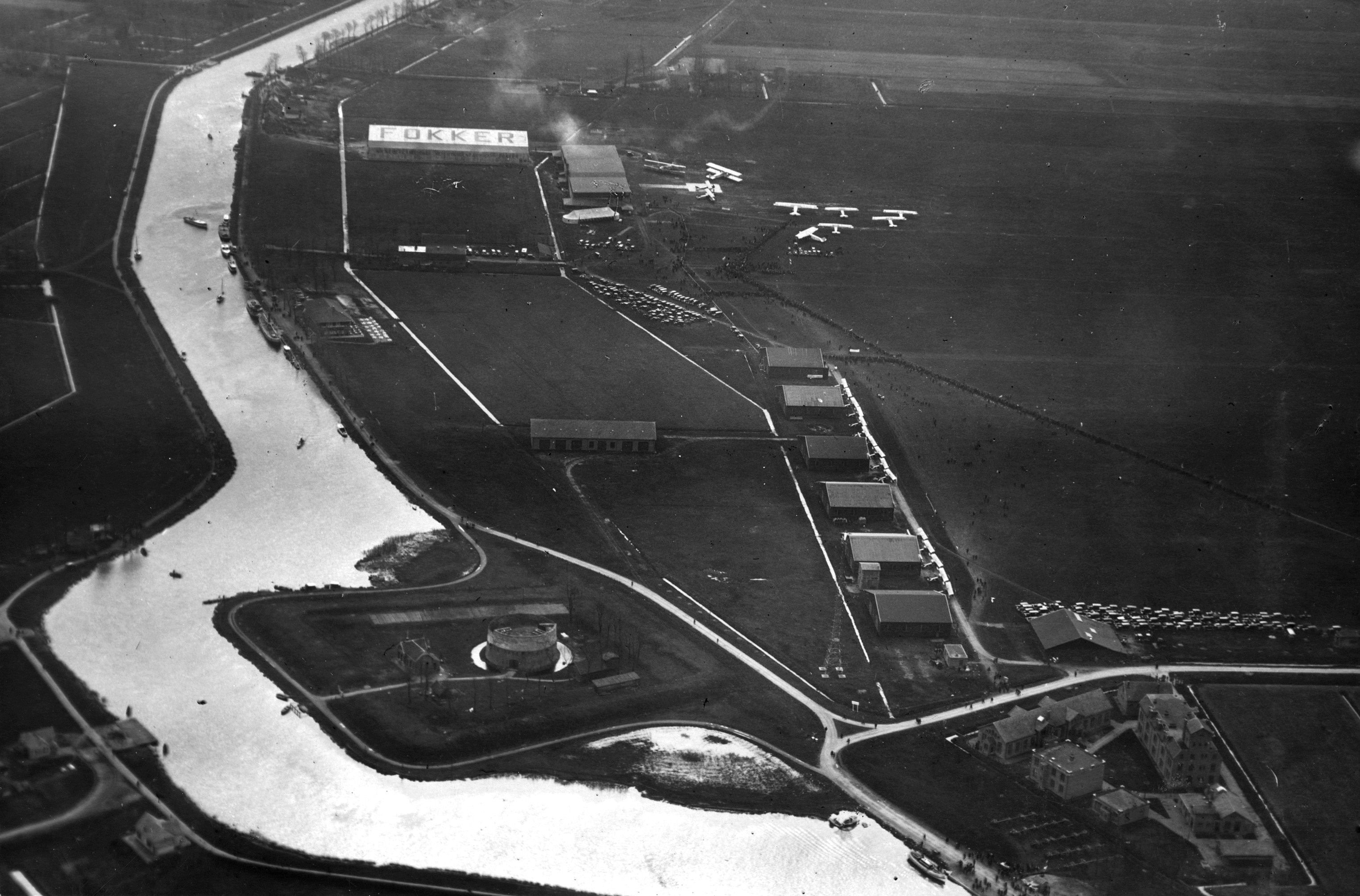 Luchtopname van vliegveld Schiphol met de fabriek van Fokker, SFA