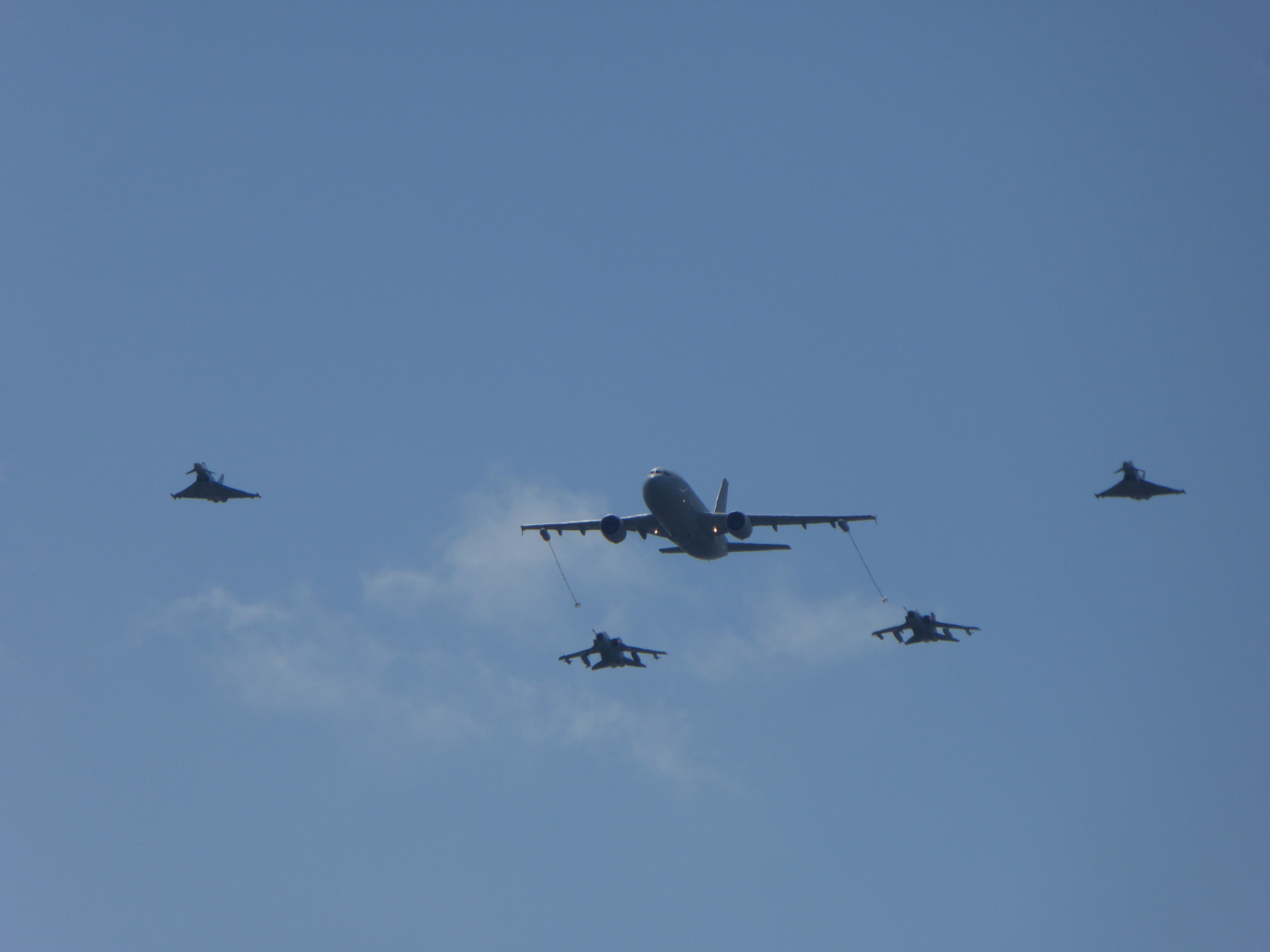 Reabastecimiento aéreo: un Airbus A310 MRTT repostando a dos Tornado en Penzing, 2016