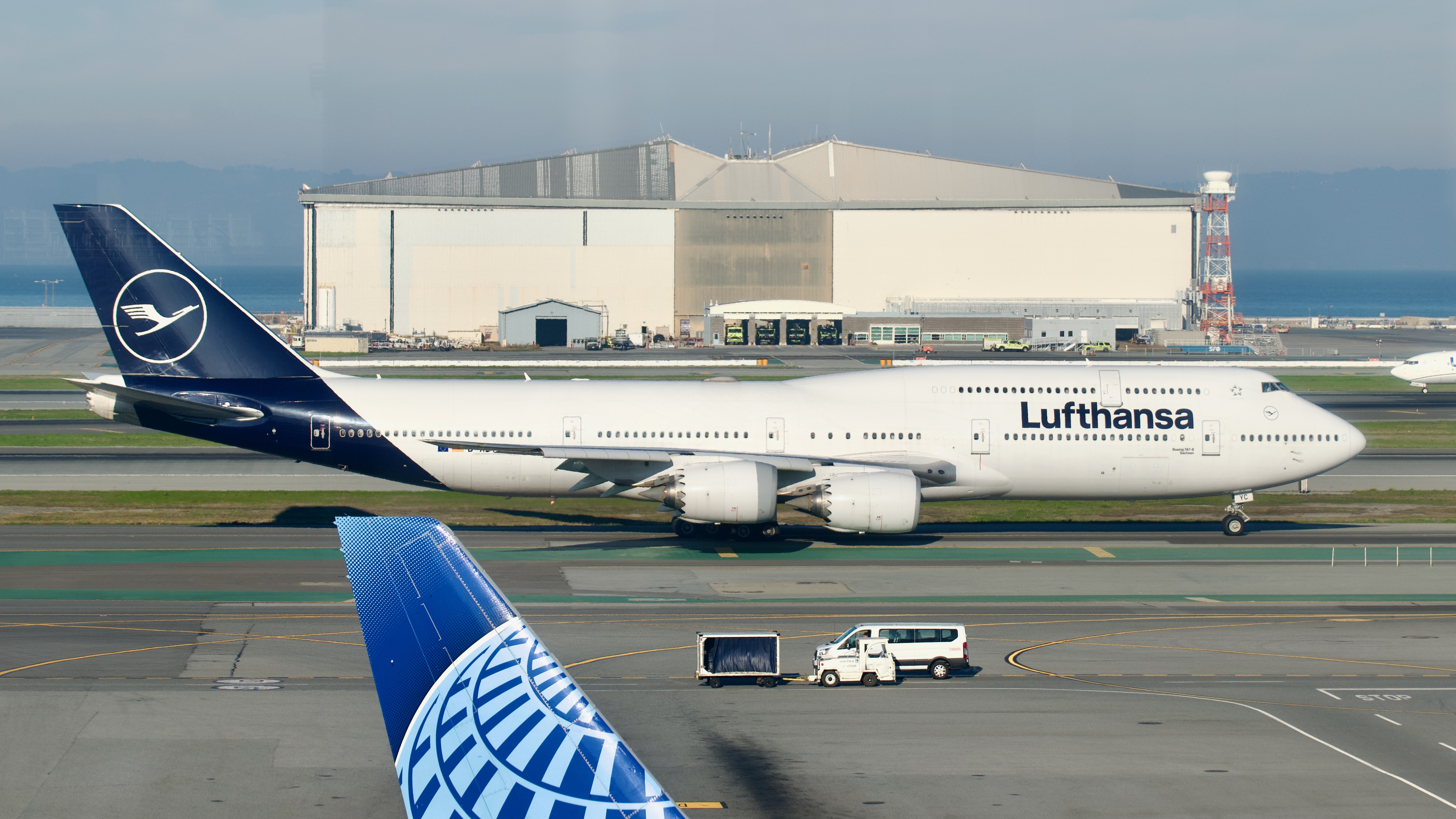 Boeing 747-8 D-ABYC de Lufthansa rodando para despegar en SFO L