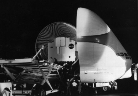 Módulo Lunar LM-1 llegando al Centro Espacial Kennedy