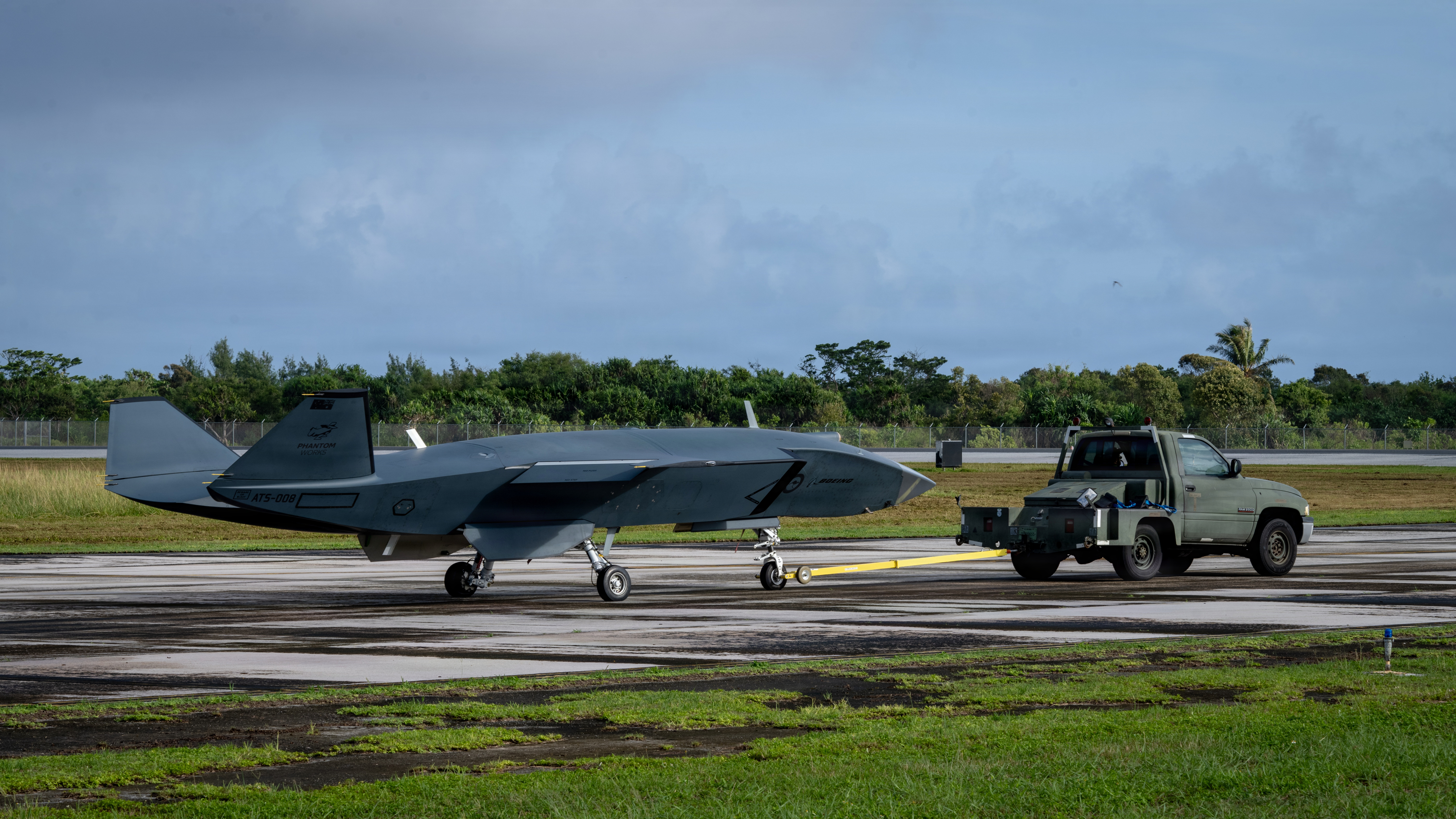 L'MQ-28 Ghost Bat viene trainato verso una pista durante l'Exercise Valiant Shield 2026