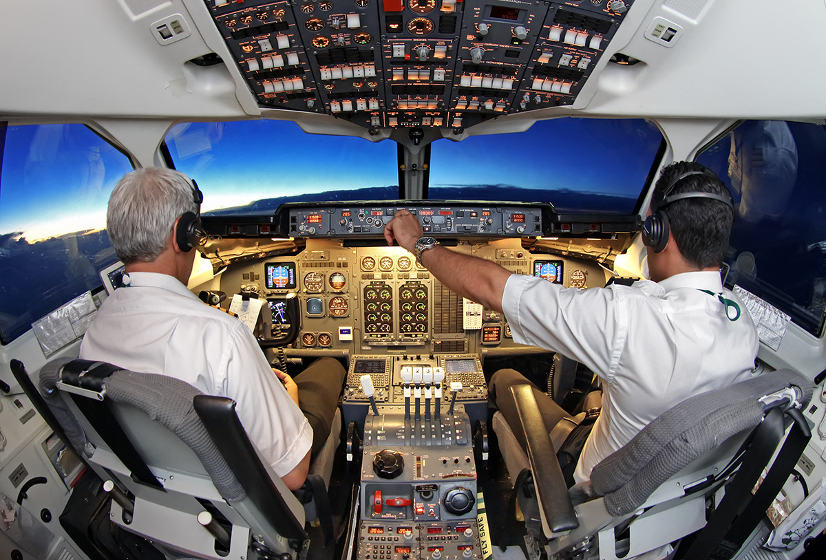 Cabina de mando de un Avro RJ100 de Mahan Air
