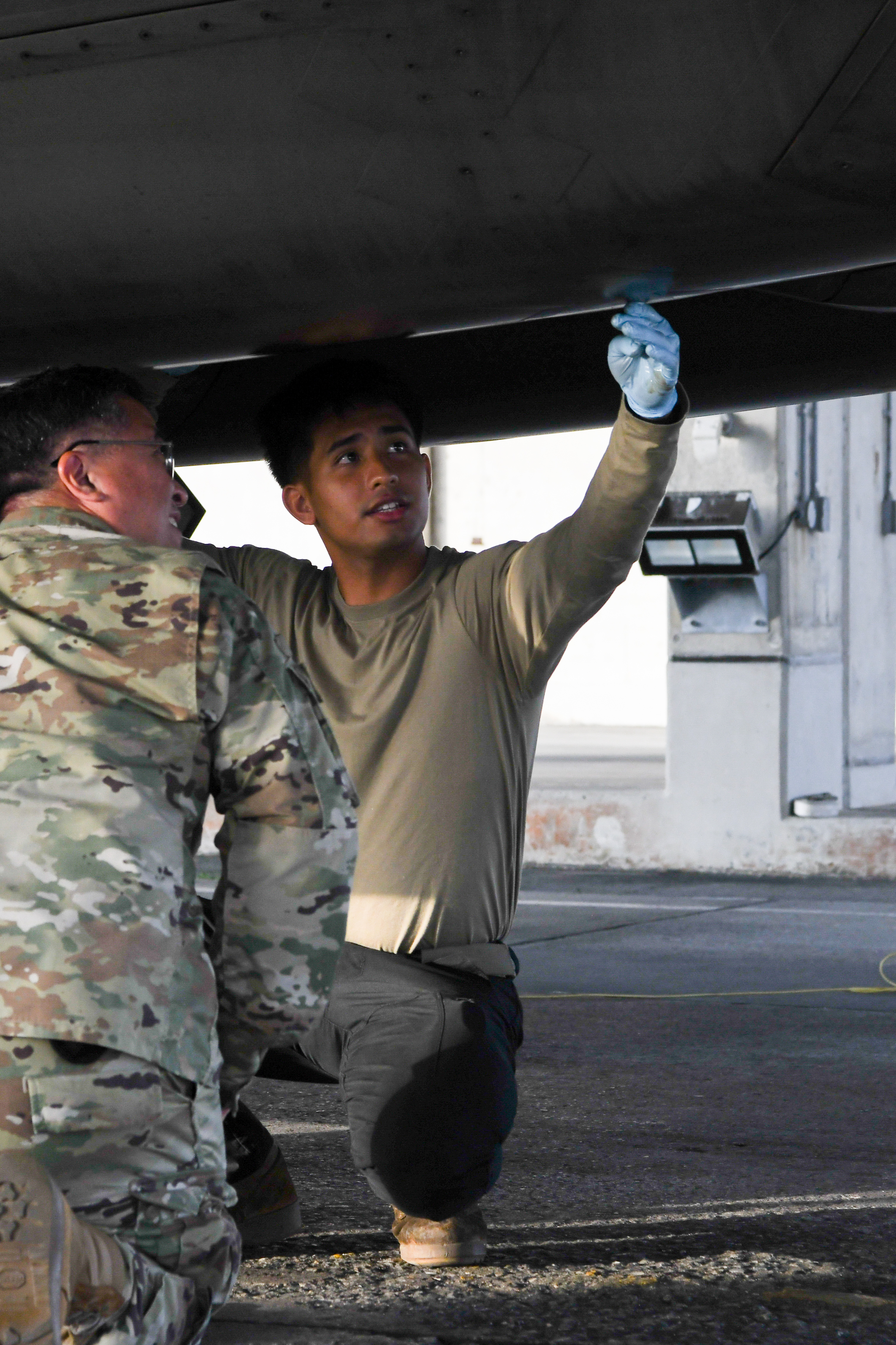 Manutenzione di un F-22 Raptor nella base aerea di Kadena