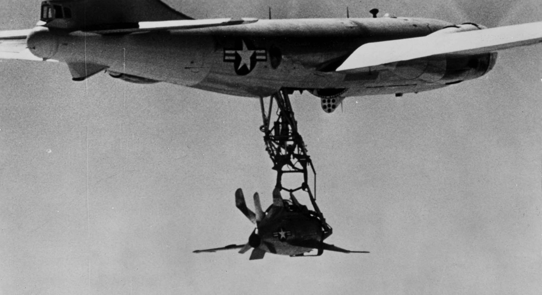 Mc Donnell XF-85 Goblin e aereo madre EB-29