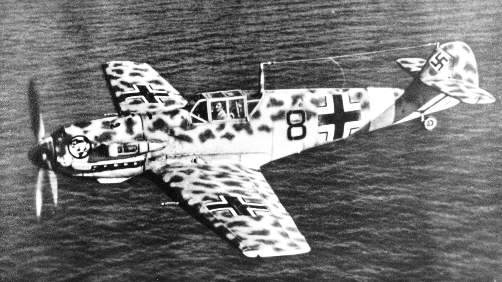 Me 109E del JG 27 en vuelo, 1941 (recortada, en blanco y negro y aclarada)