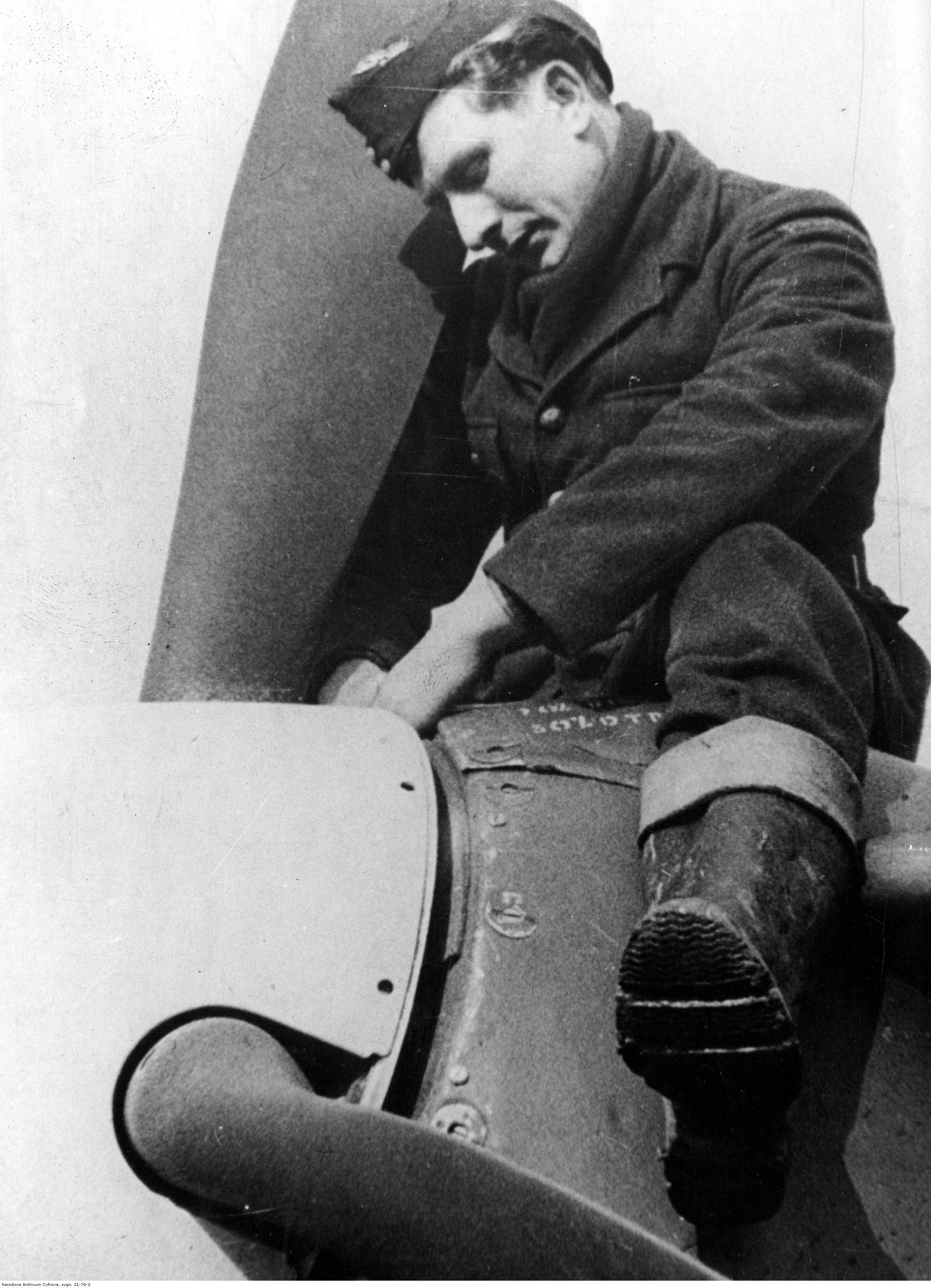 Mechanicy lotnictwa polskiego przygotowują do lotu samolot myśliwski "Hawker Hurricane" (21-70-2)