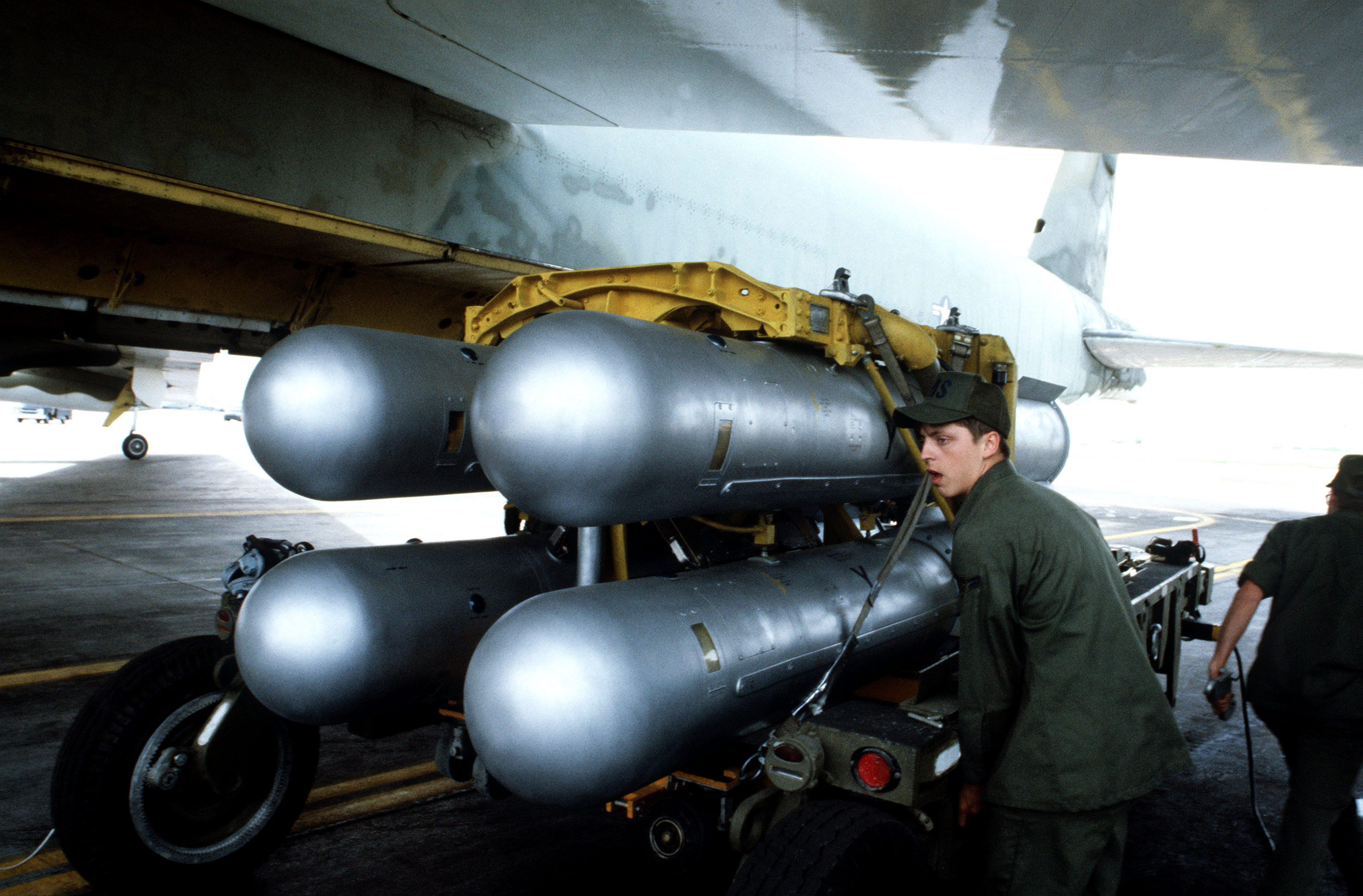 Membri del 28th Munitions Maintenance Squadron si esercitano nel caricamento di armamenti su un B-52H Stratofortress